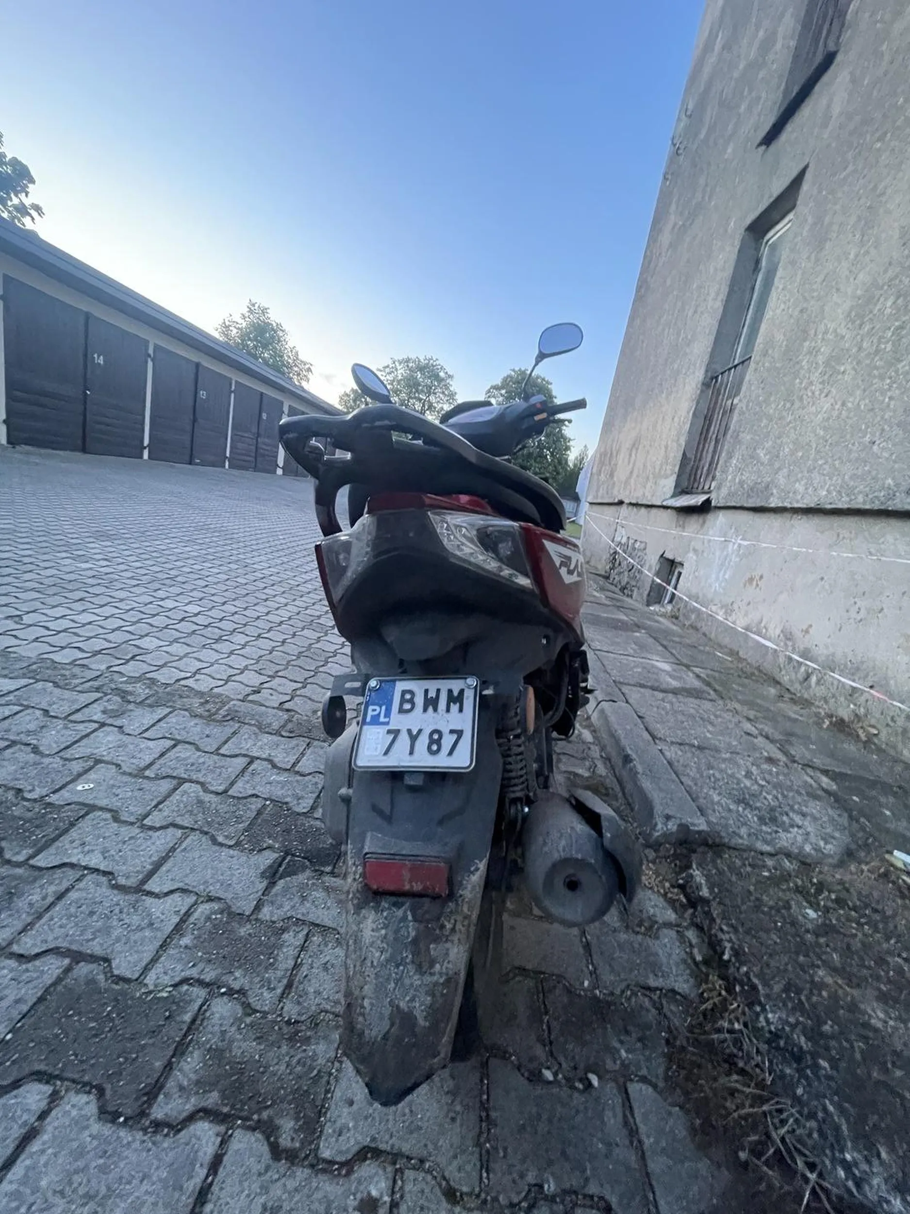 jezdzi na golasa i pali gume pod internatem