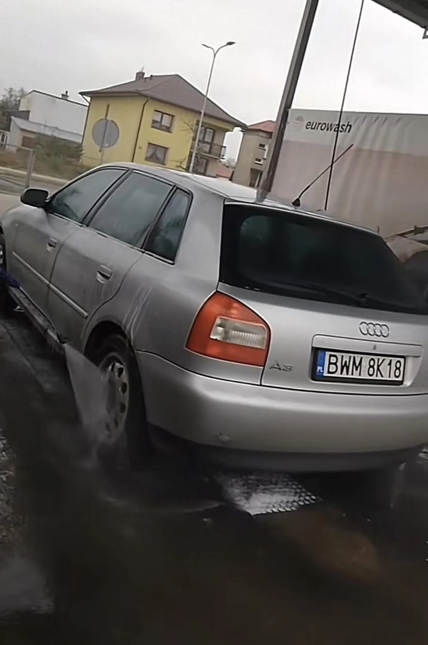 Kierowca zajeżdża drogę. Hamuje przed maską do zera, otwiera szybę i pluje. Groził mi że mnie znajdzie i przejedzie gdy będę przechodził przez pasy. A tak poza tym piękny sportowy samochód (nie czytać audi), ale gdy stoi obok BMW dalej wygląda jak gówno. Polecam obczaić tiktoka agrogierałty, gdzie właściciel często pokazuje swoje przyrodzenie gdy podnieca się do swojego pięknego samochodu. Poniżej zamieszczam zdjęcie tego dyliżansu.