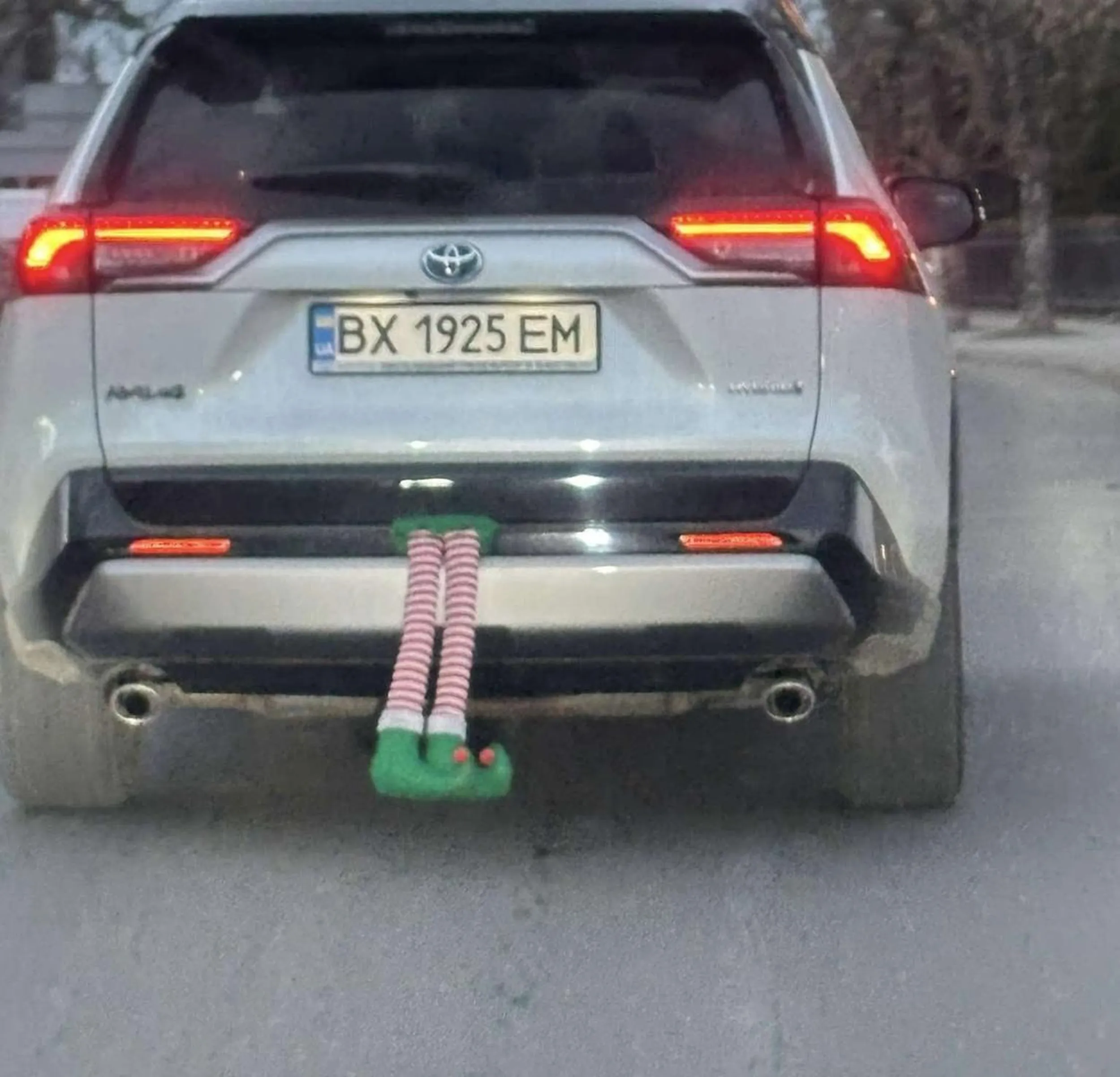 Świąteczny skrzat został porwany i wysłany na front. Ostatni raz widziano go uwięzionego w pojeździe marki Toyota. Ciekawe czy wróci na święta?