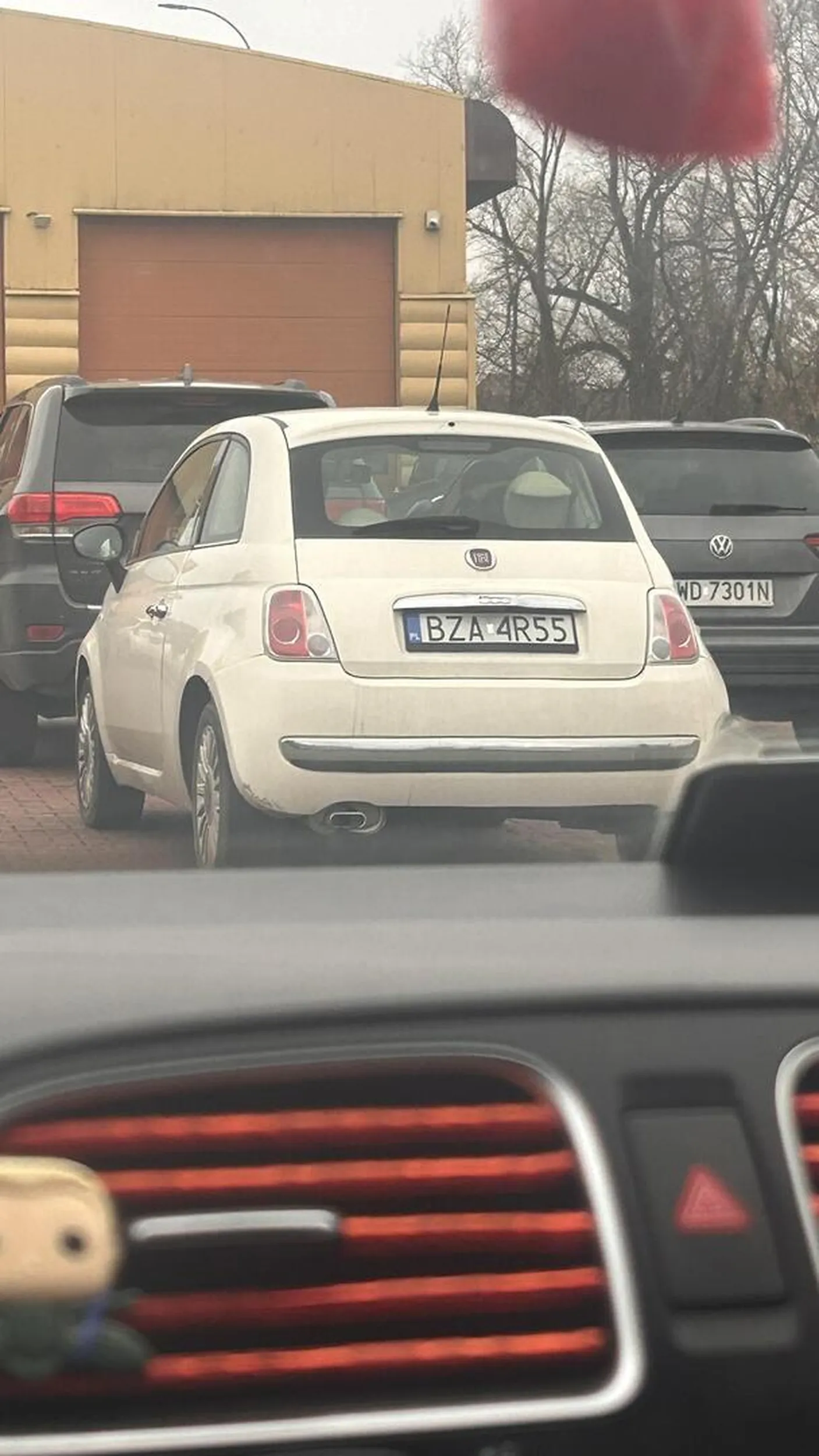 Chłop zaparkował koło mnie jak wysiadał walnął dzwami o mój samochód i poszedł widać ze już nie raz walnął gdzieś bo jego dzwi róg jest pobijany ze tragedia