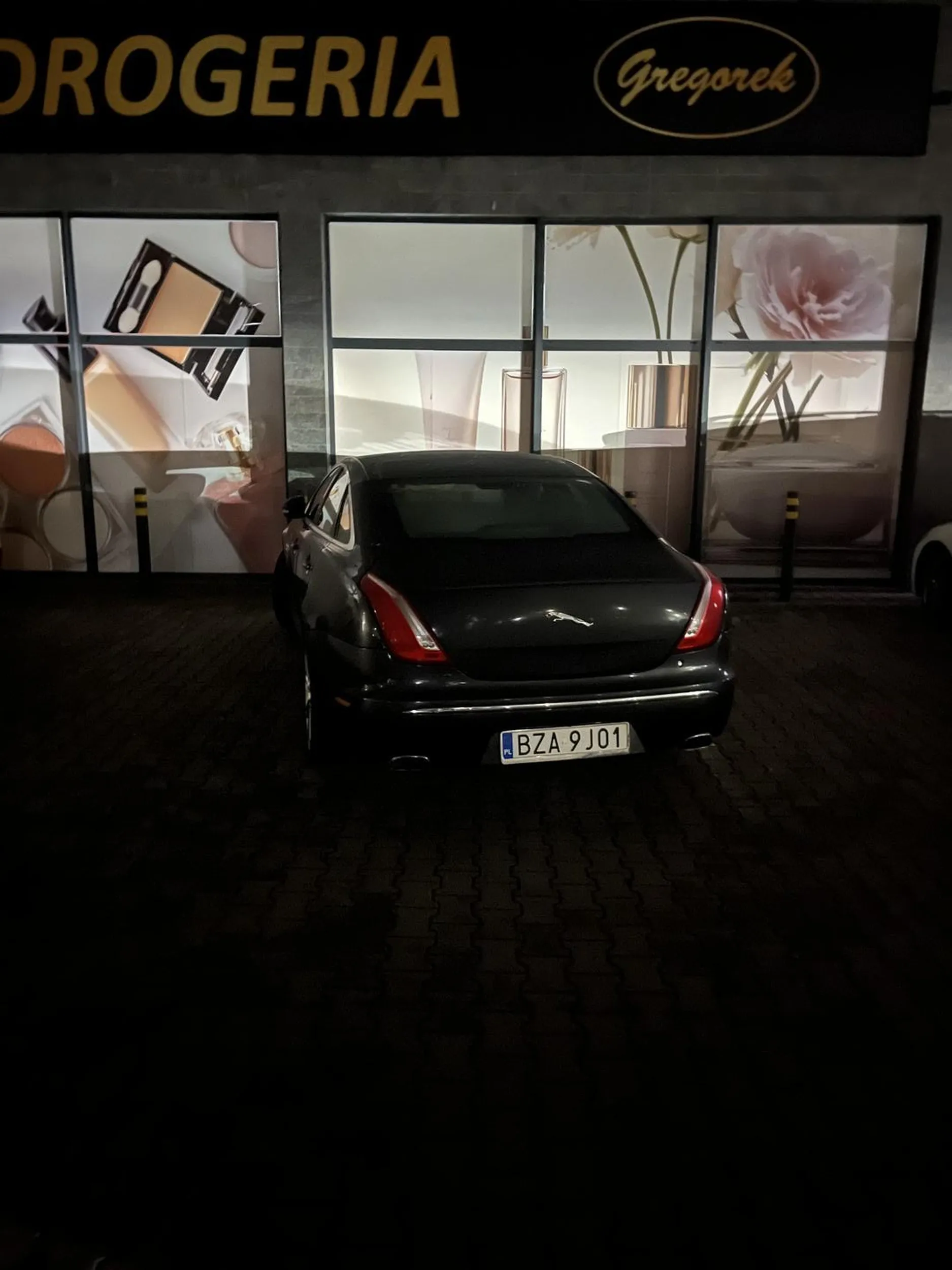 naucz się parkować tylem, bo przodem ci nie wychodzi.