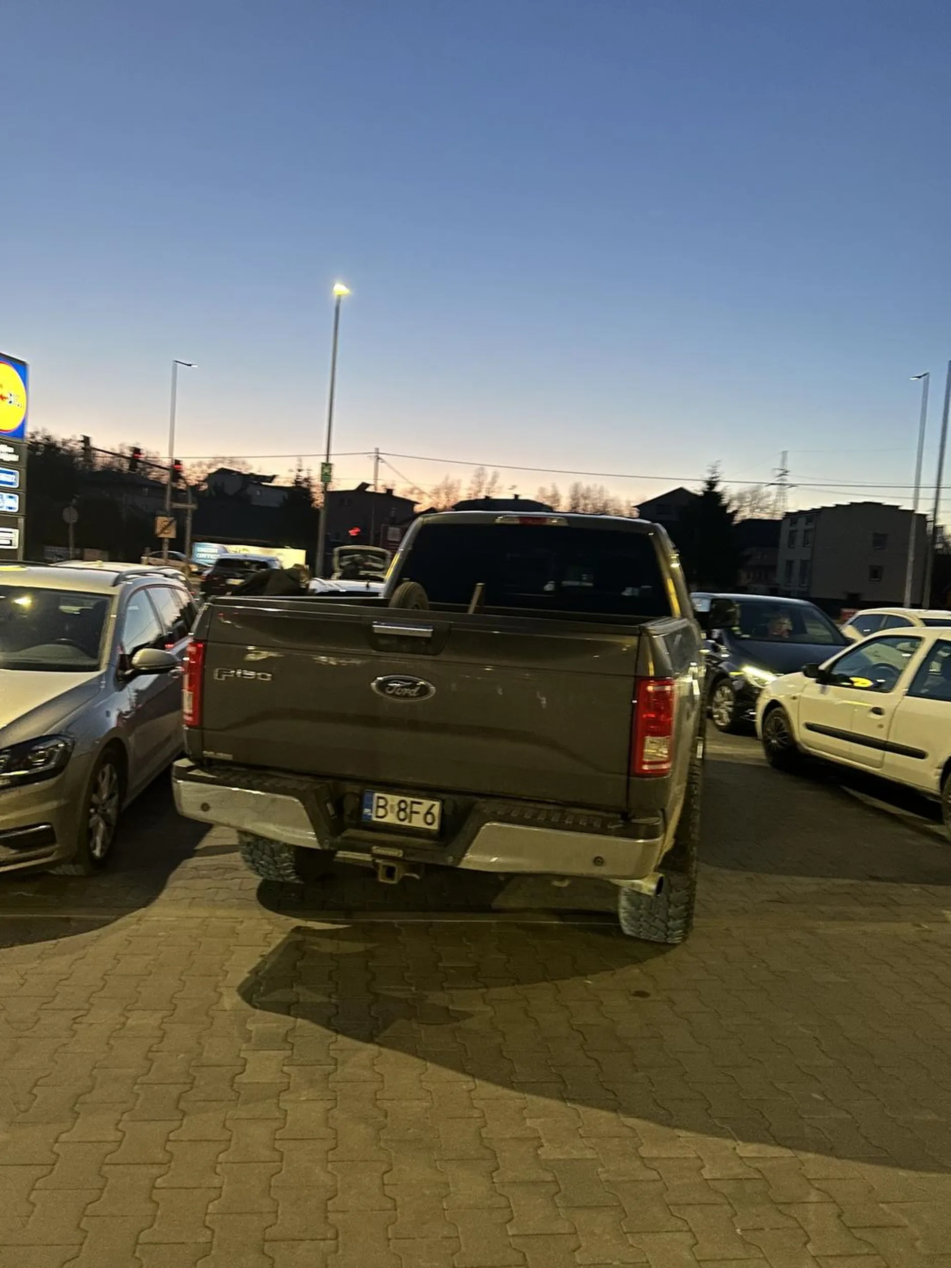 Parkuje jak największy kretyn, co z tego że ma amerykańca? Nie upoważnia to do „bycia lepszym od innych” Sam mam i się dostosowuję do parkingów;)