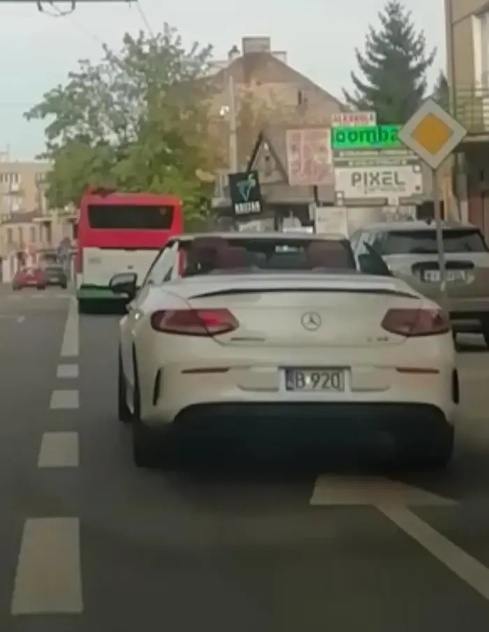 Wymalowana lalunia zajeżdża drogę. Spowalnia celowo ruch. Jakieś nieznane mi gesty uskutecznia. Rzecz miała miejsce w Lublinie ale auto na  "B"