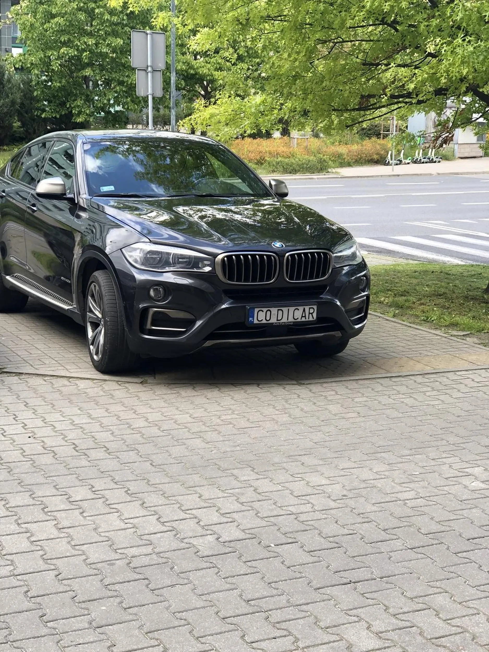 Parkowanie na środku chodnika