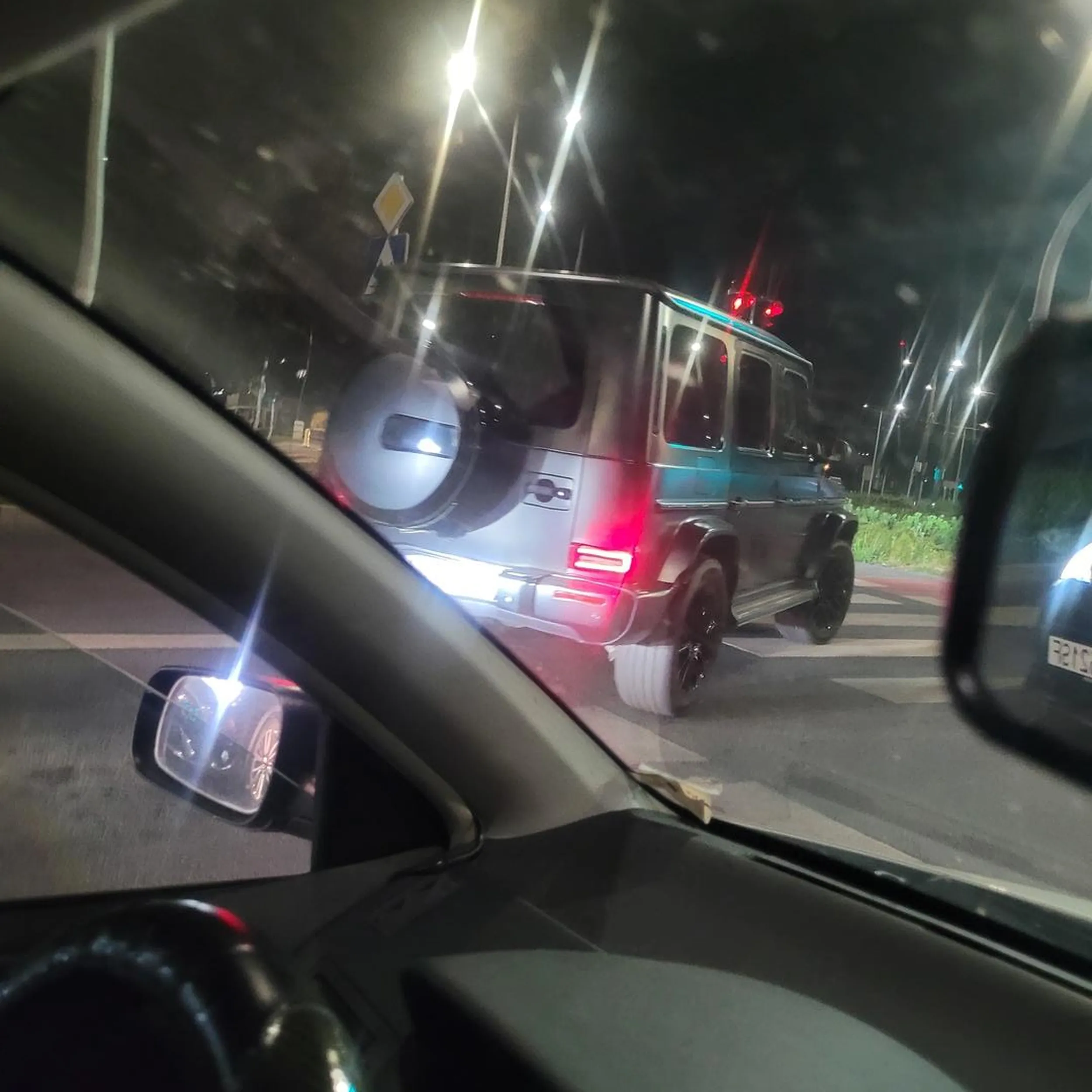 Bucu z Mercedesa. Myślisz że jesteś sam na drodze? Nagle przecinasz wszystkie pasy bo chcesz skręcić gdzie indziej?