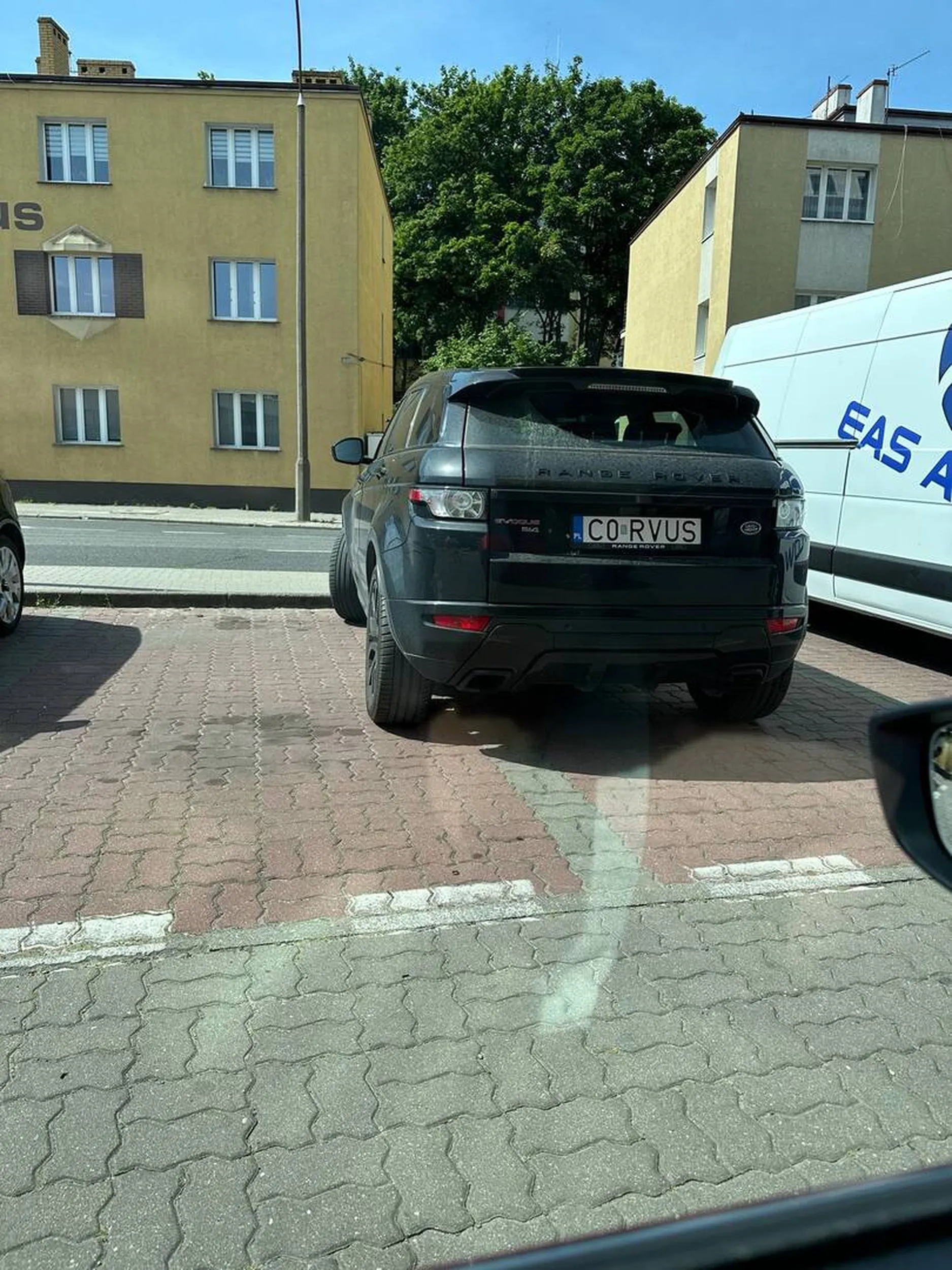 Jakaś uposledzona osoba musi jeździć tym samochodem skoro przerasta ją parkowanie