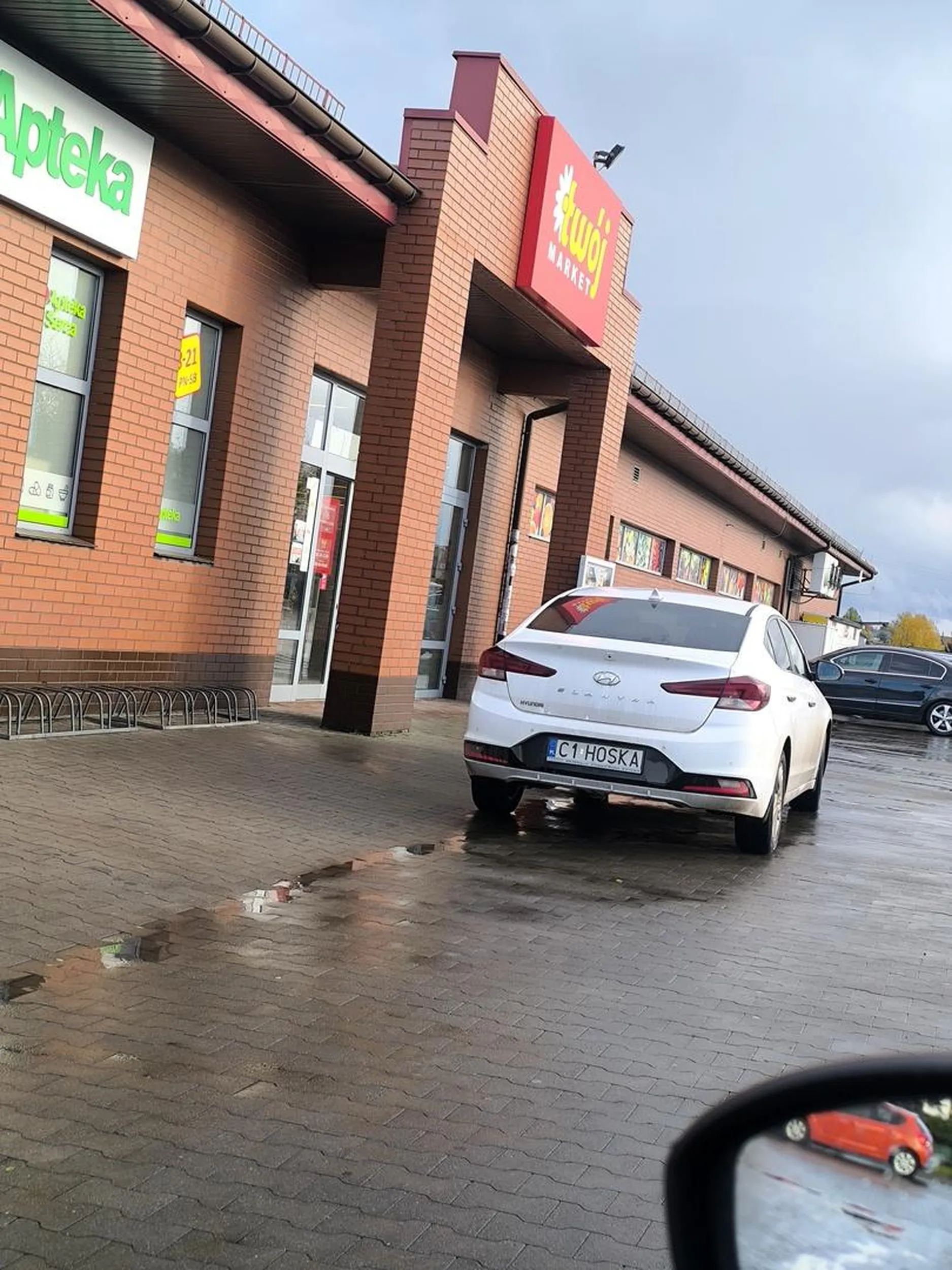 Tleniona tępa strzała parkuje pod sklepami w Piotrkowie Kujawskim i zastawia wejścia!