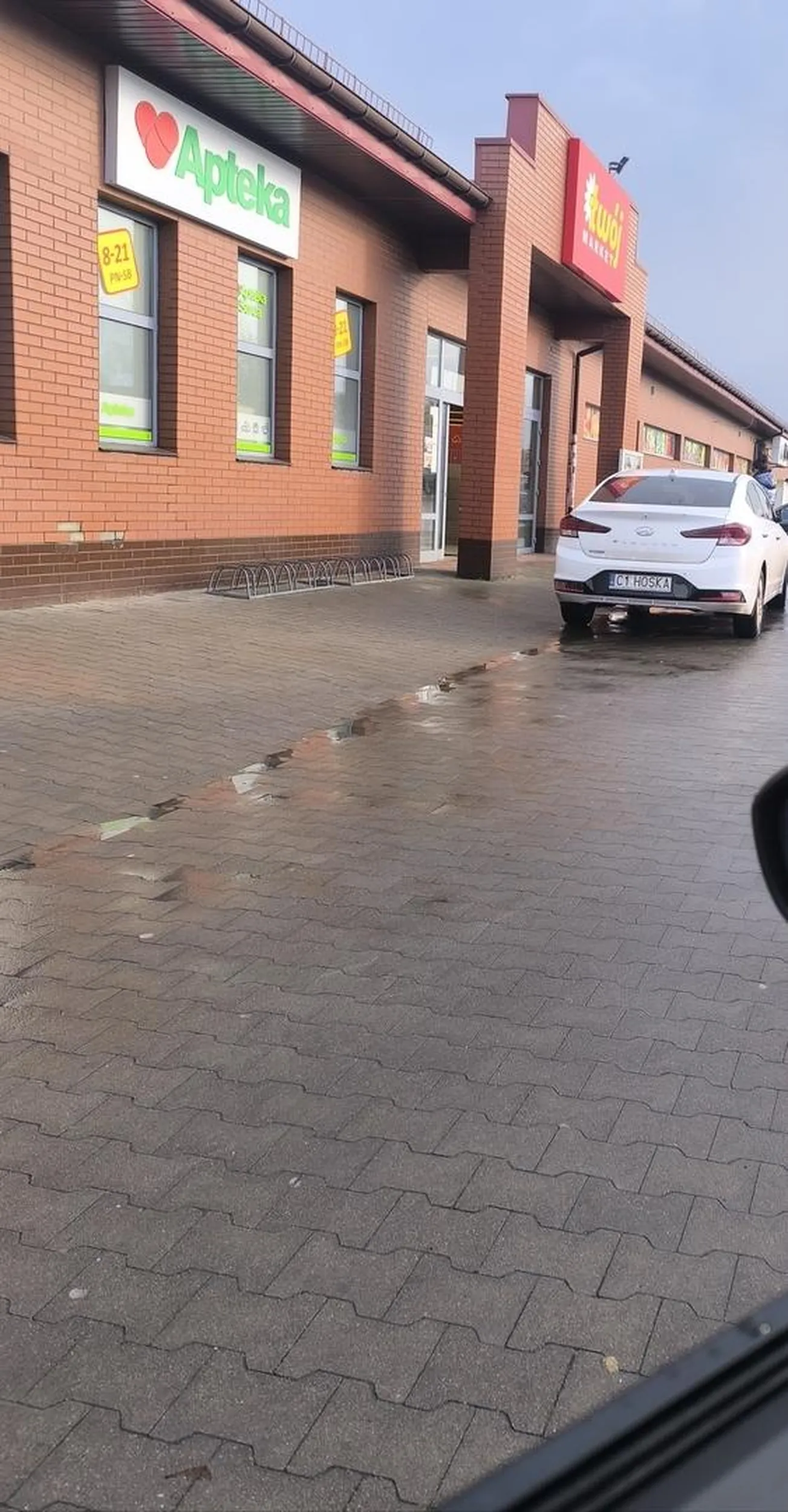 Tleniona tępa strzała parkuje pod sklepami w Piotrkowie Kujawskim i zastawia wejścia!