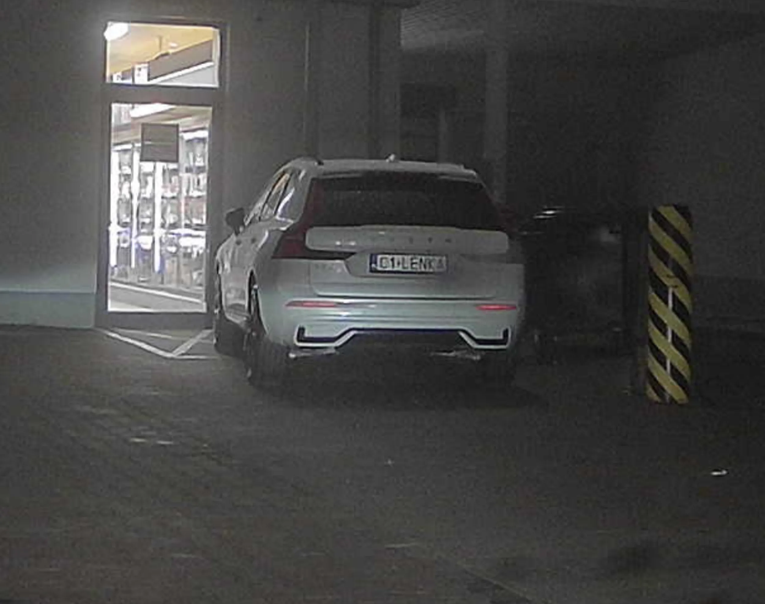 Naucz się parkować , to że sprzątasz w Biedronce nie znaczy że możesz parkować w wyjściu ewakuacyjnym