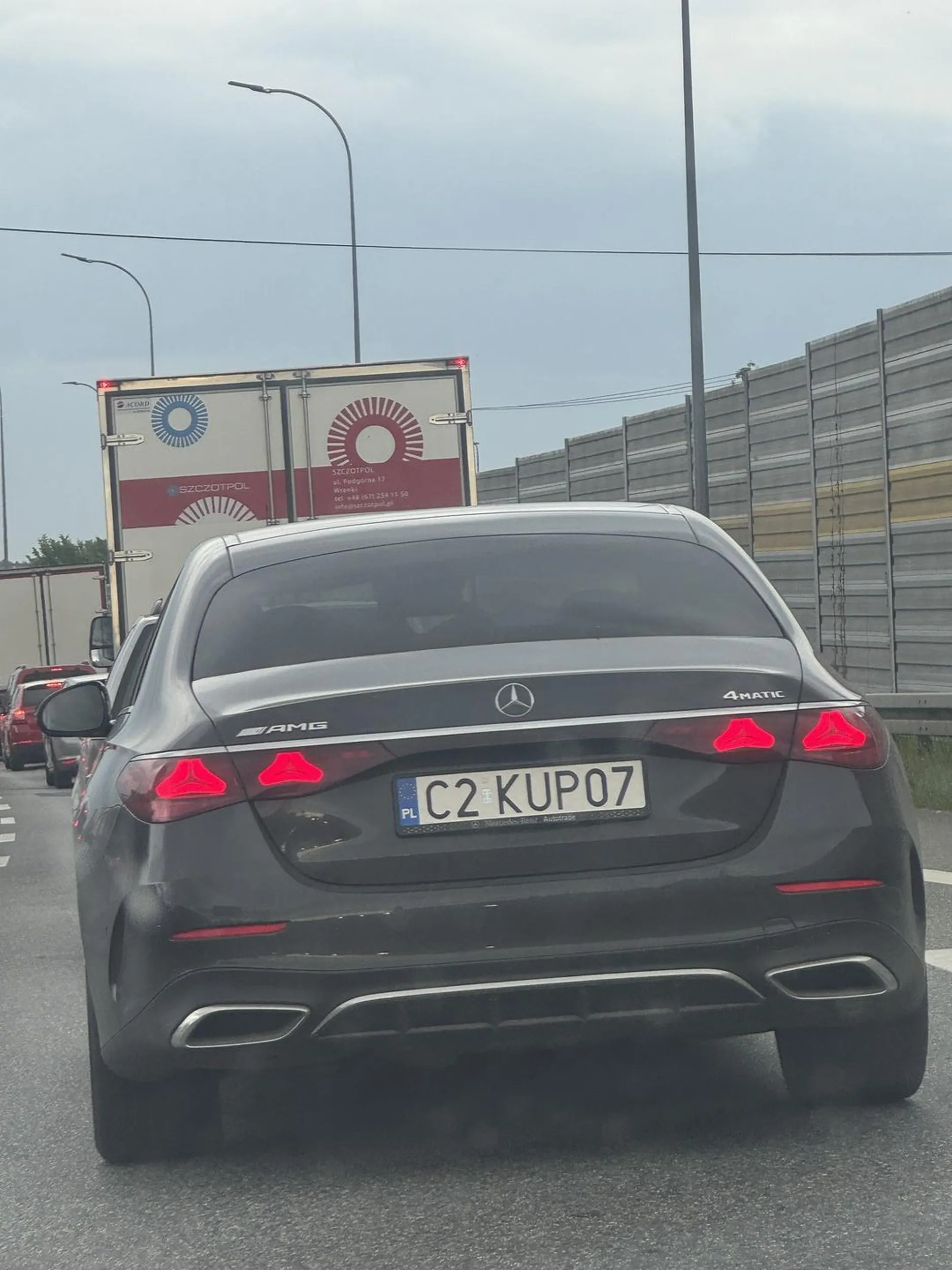 Zajebista blacha mordo, pozdrawia czarne e36 co cię wpuściło w korku w Lubiczu ;)