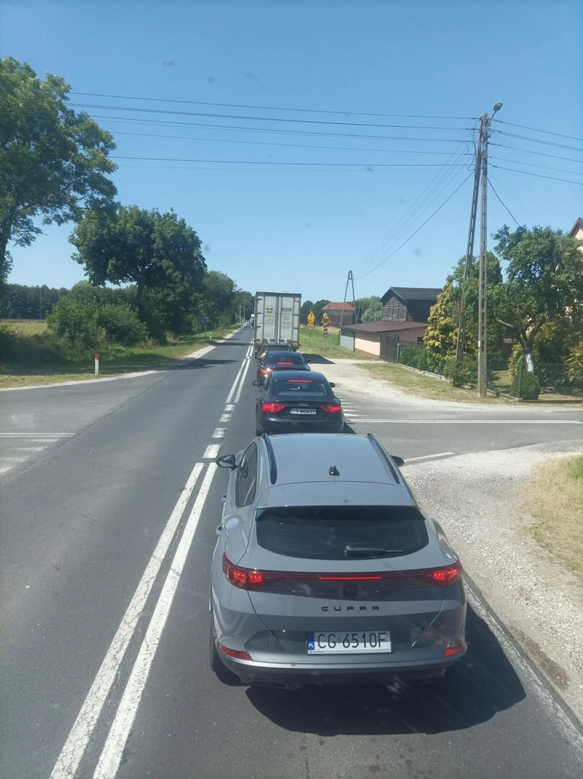 Wyprzedzanie na podwójnej ciągłej a potem blokowanie skrzyżowania