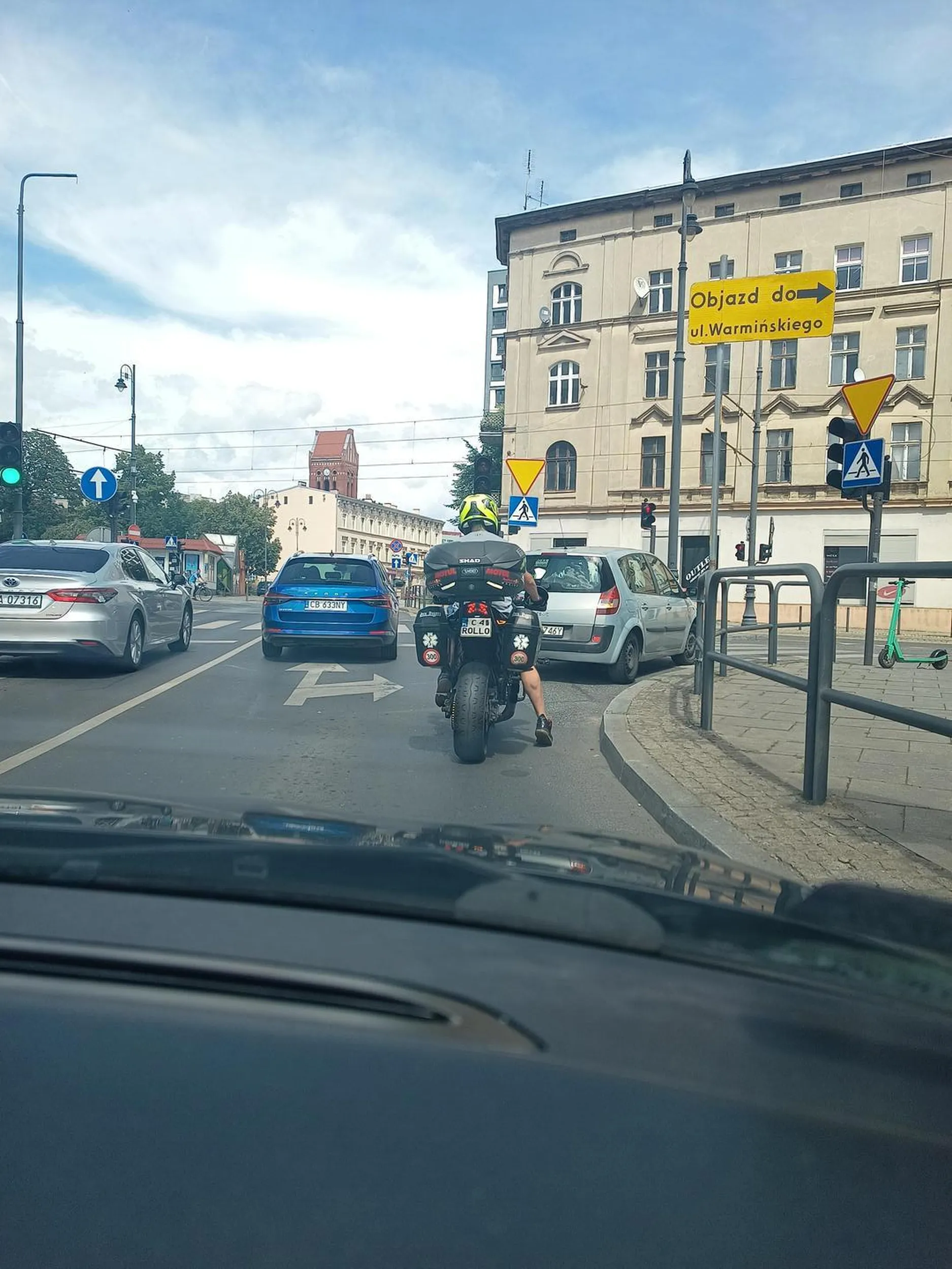 Motocyklista wyprzedził nas na przejściu dla pieszych, kiedy pezepuszczaliśmy przechodnia. Jechał z dużą prędkością. Sytuacja miała miejsce w Bydgoszczy ul Królowej Jadwigi godzina 14.00 10-07-25. Mógł kogoś zabić...