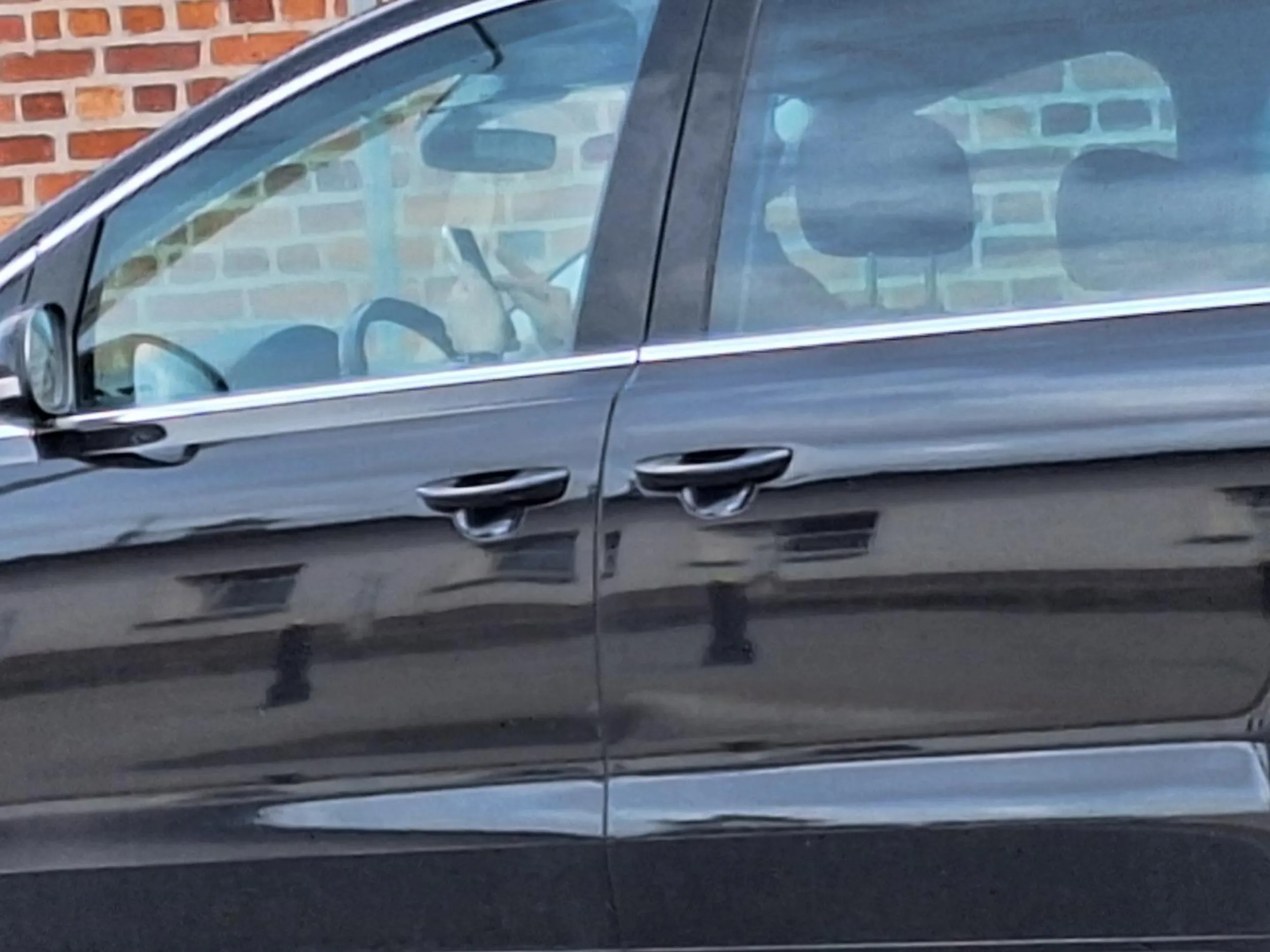 Używanie telefonu w czasie prowadzenia. Warszawa, ul Tatarska 14:49