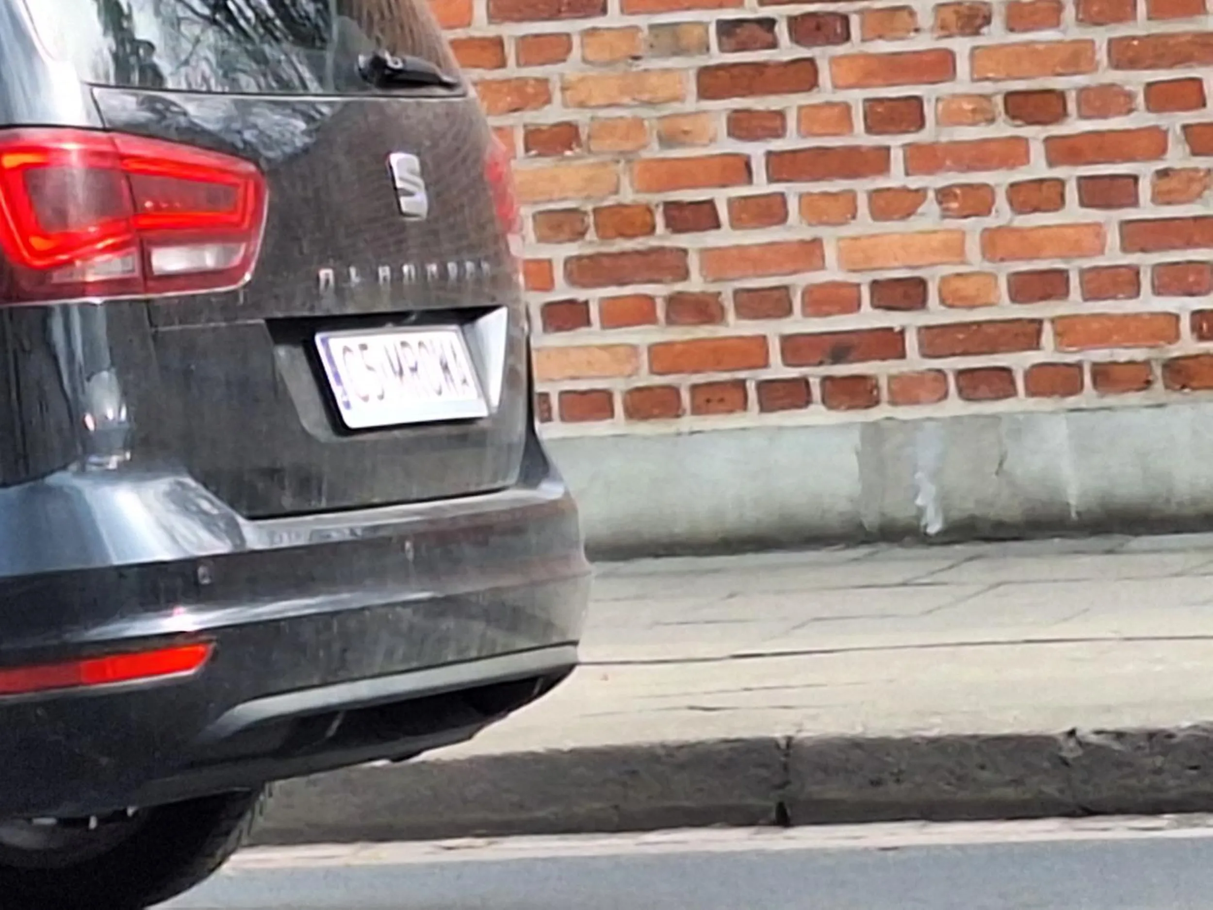 Używanie telefonu w czasie prowadzenia. Warszawa, ul Tatarska 14:49