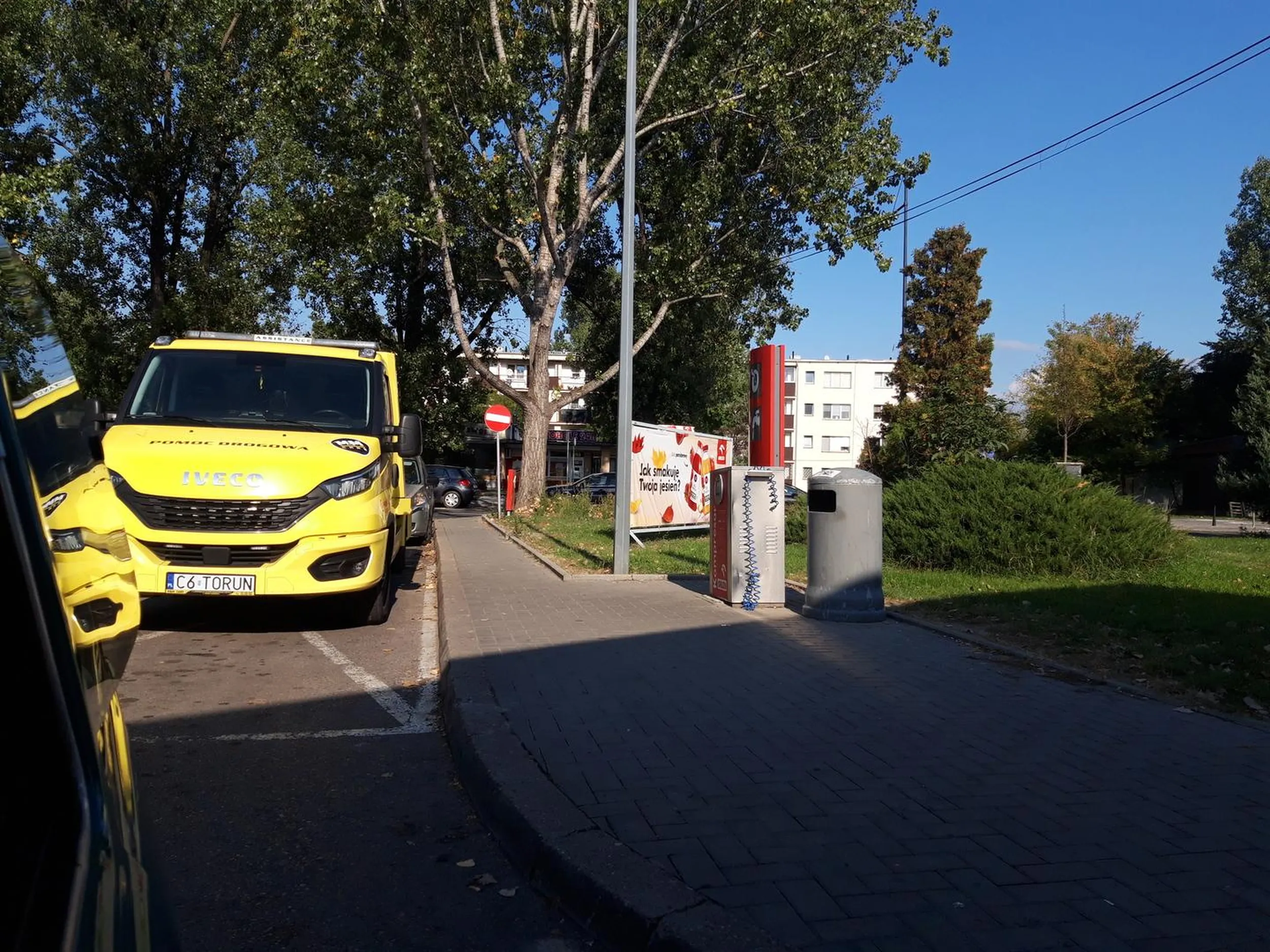 Parkuje sobie na kopercie na stacji benzynowej przy kompresorze. Nie na chwilę, nie było go długo i w końcu pojechałem bo w ogóle się nie pojawił