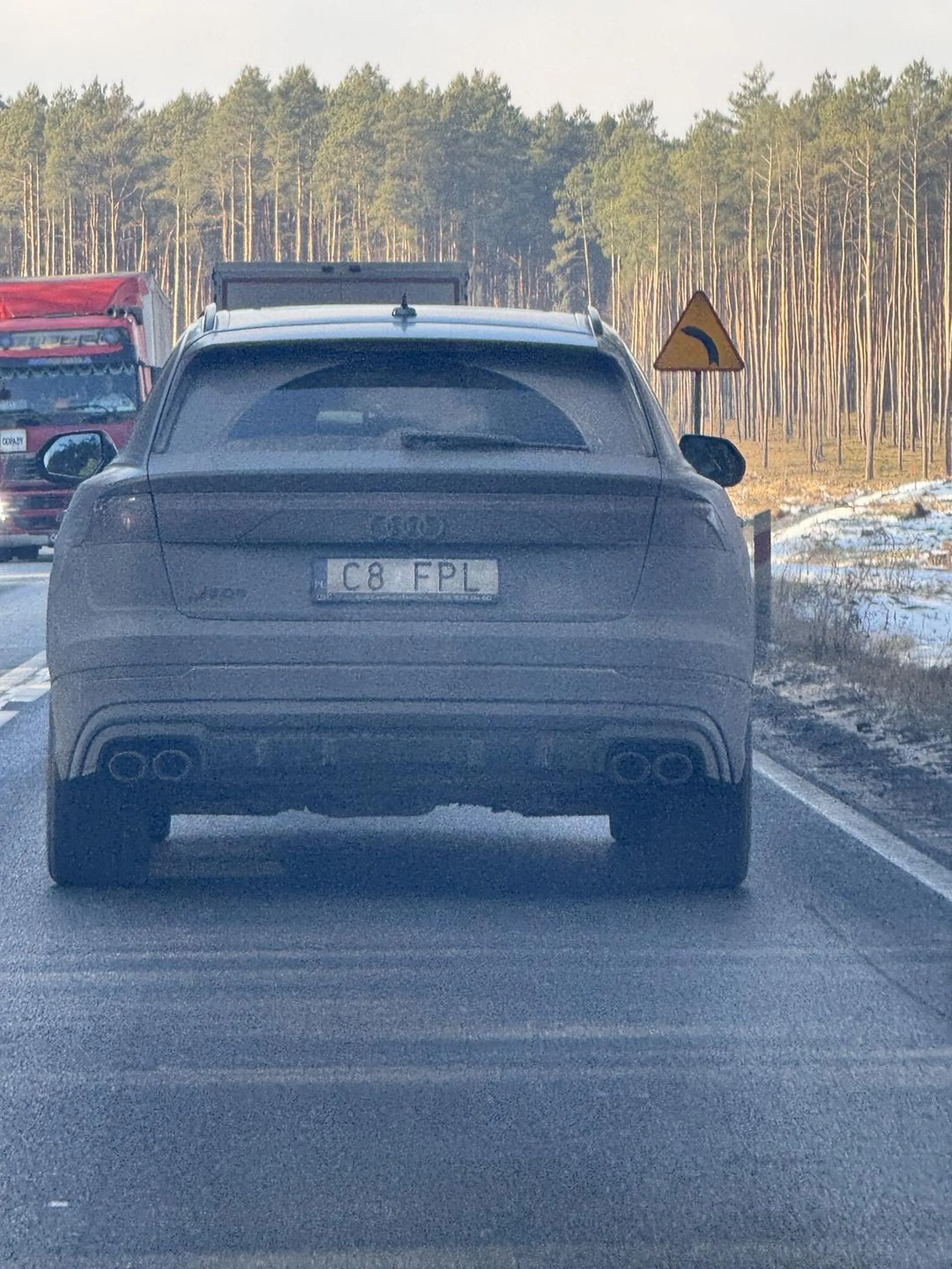 Dużo nie trzeba pisać. Do zderzenia czołowego z ciężarówką brakowało zaledwie kilka centymetrów. Uprawnienia tego kierowcy do wora a wór do jeziora. Mam nadzieję, oraz trzymam kciuki, aby temu kierowcy uprawienia zostały odebrane dożywotnio. Rower to za dużo. Słowo do kierowcy, jeśli to czytasz - sobie zrób krzywdę, ale nie niewinnym ludziom.