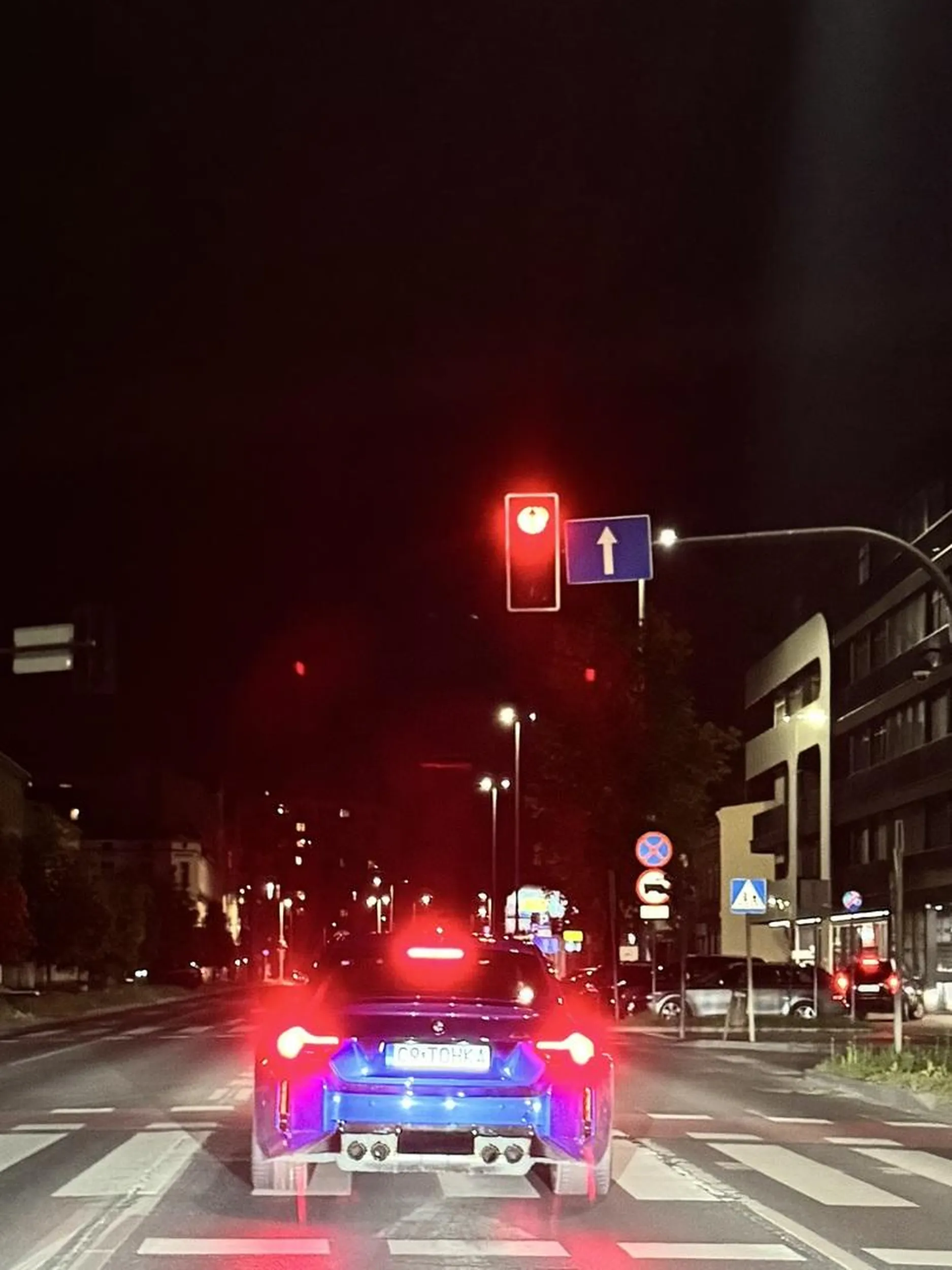 Burak stoi na pasach i jeździ z nadmierną prędkością w nie sprzyjających warunkach pogodowych!!!!!