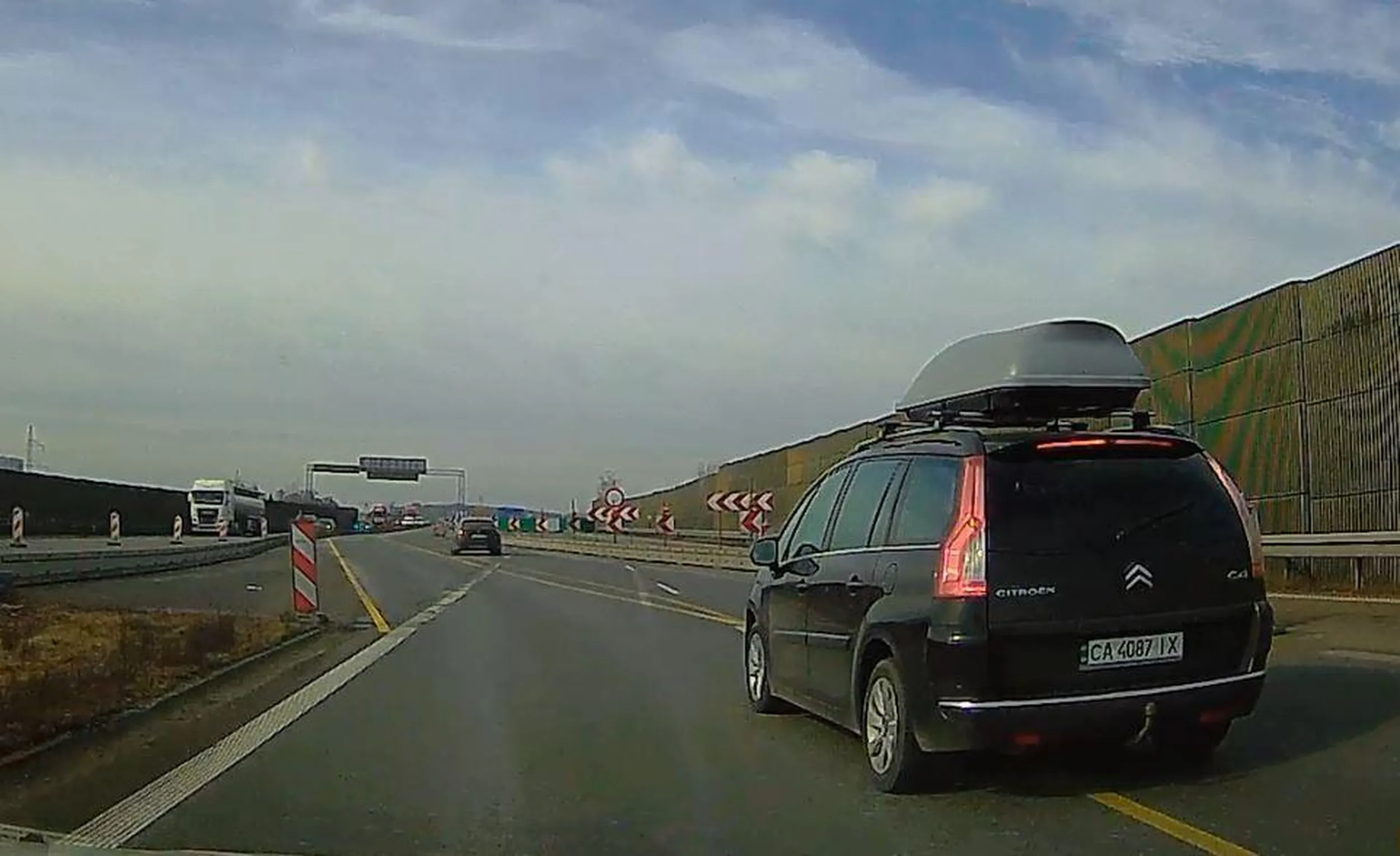 A szto to takie dziwnu żółte linie na tej w Polszy awtastradu, to chybu trzebu środkiem pachejali.