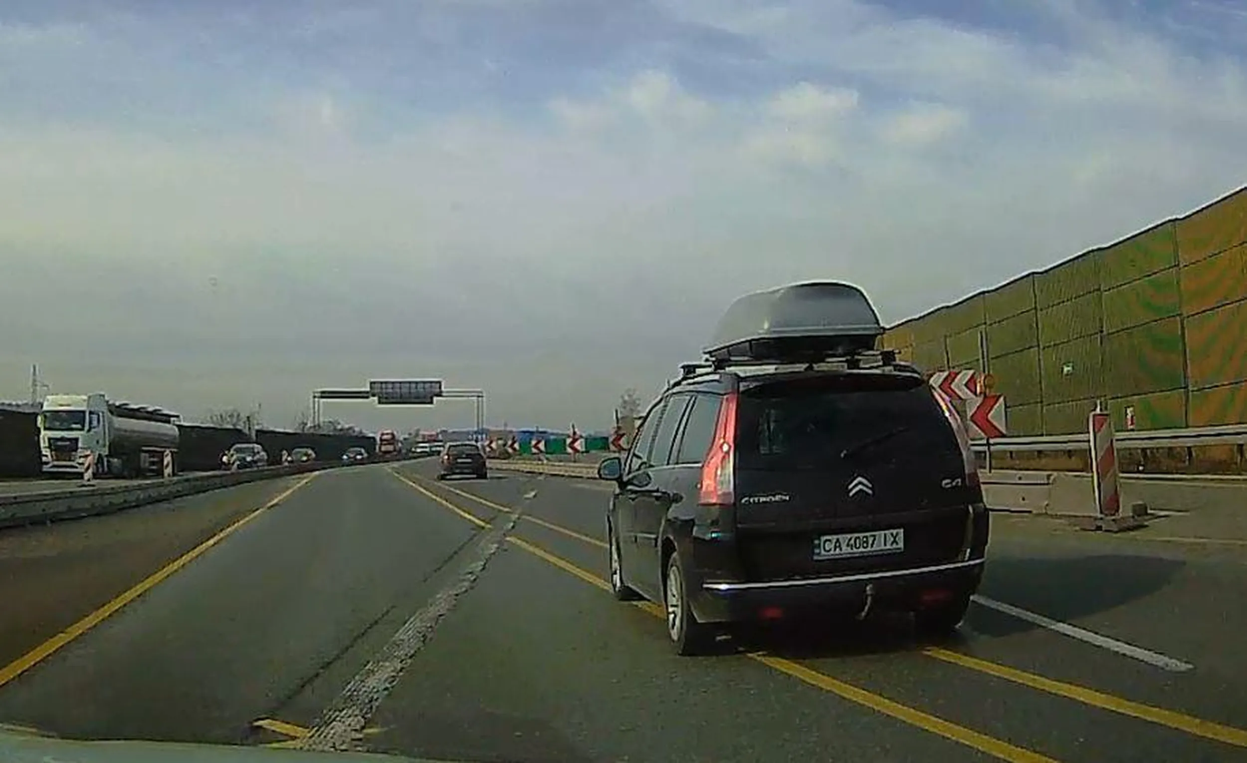 A szto to takie dziwnu żółte linie na tej w Polszy awtastradu, to chybu trzebu środkiem pachejali.