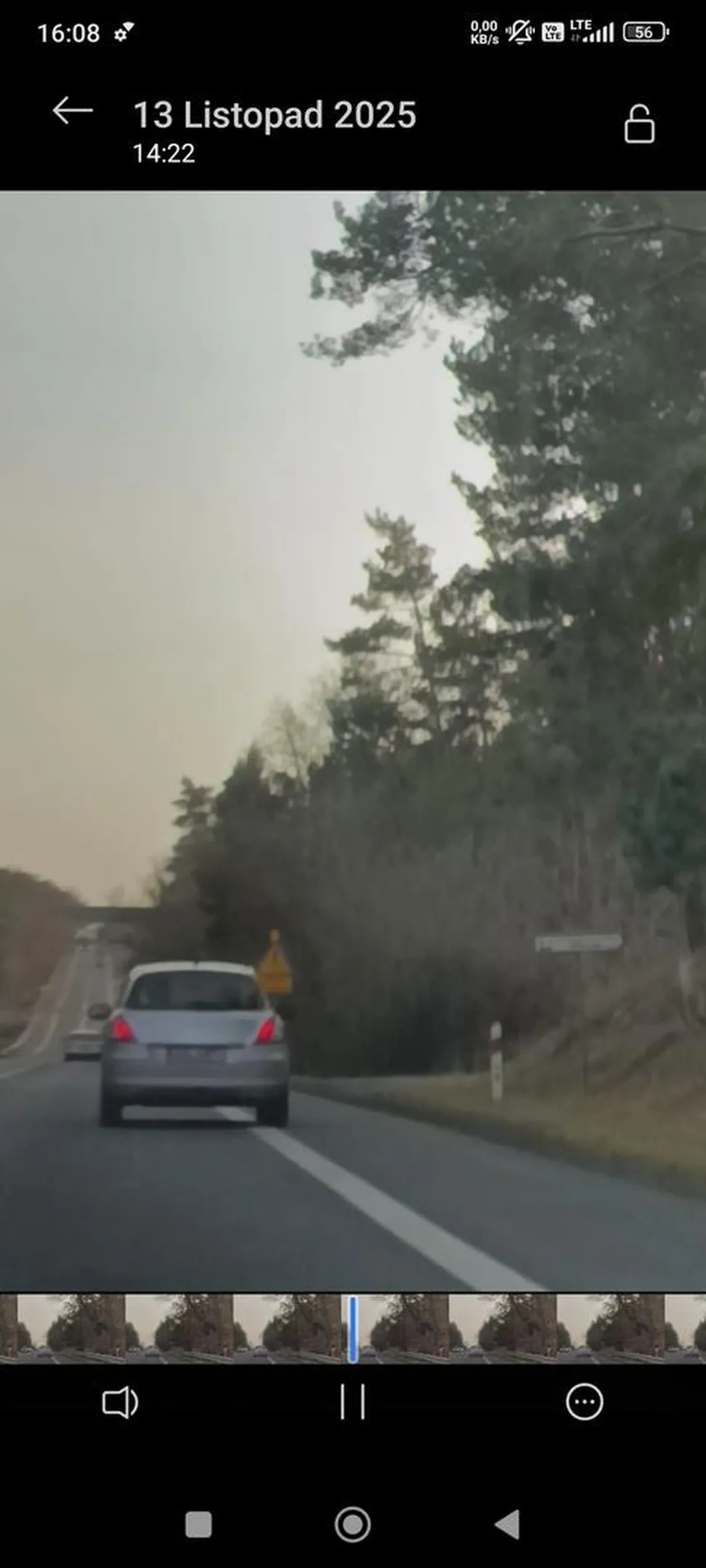 Łysy chłop jeździ jak pod wpływem, lub walczy z niesprawnym układem kierowniczym jeżdżąc od pasa do pasa i wielokrotnie go przekraczając