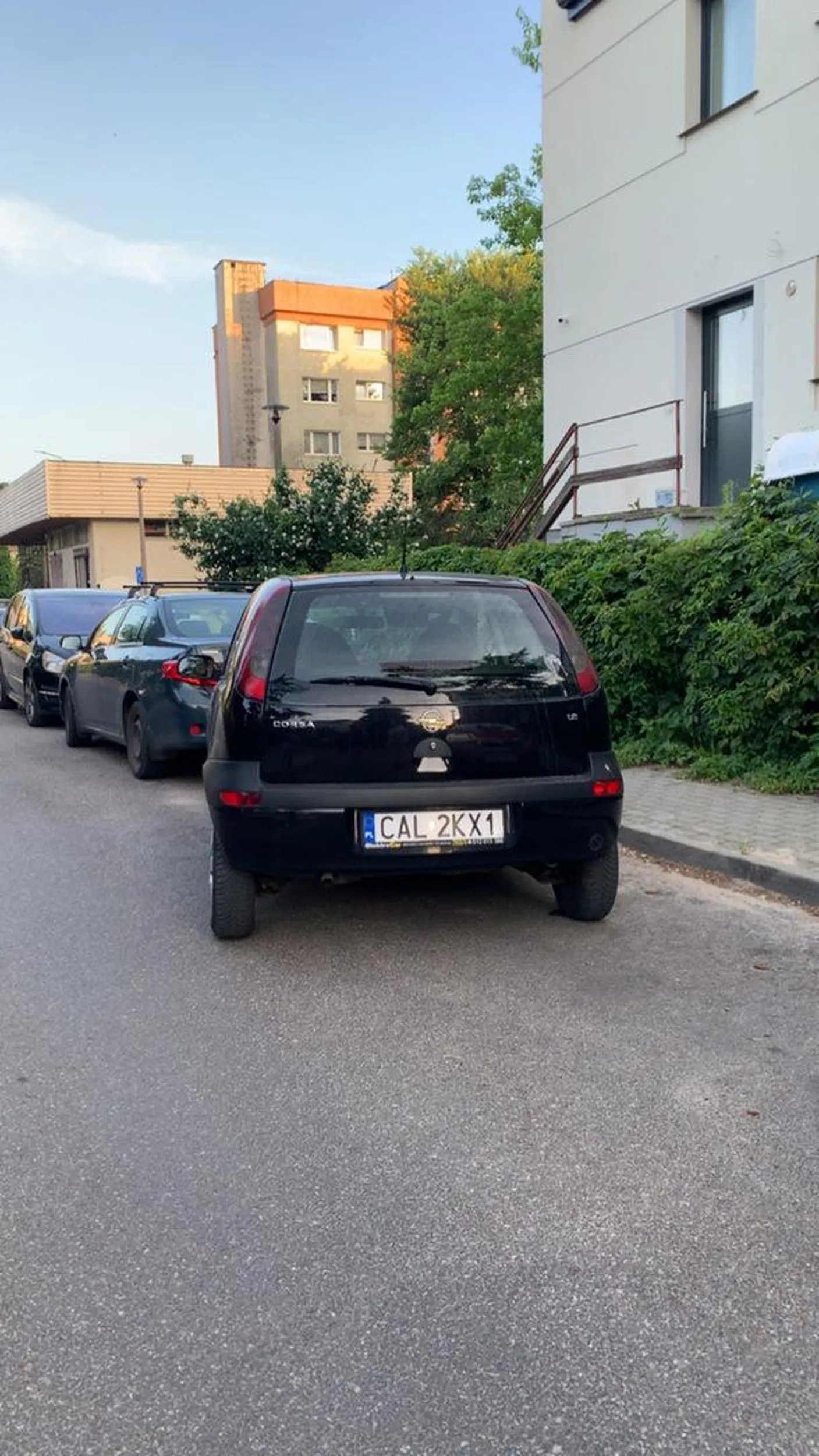 Pani nieumiejętnie parkuje samochód, blokuje przejazd