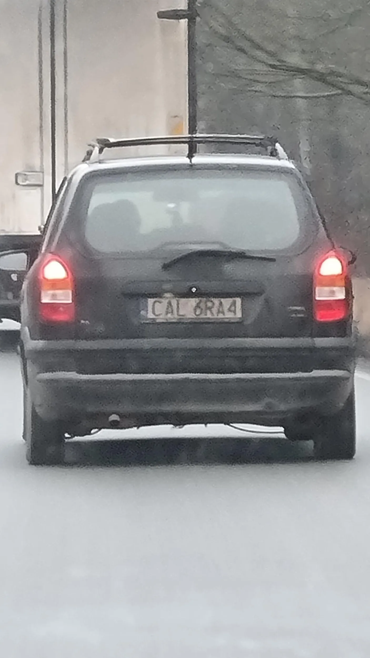 Gość sie na krajowej 10 wjeżdża z podporządkowanej pod koła brudnym oplem. tylko super szybki refleks mojego kierowcy pozwolił uniknąć kolizji