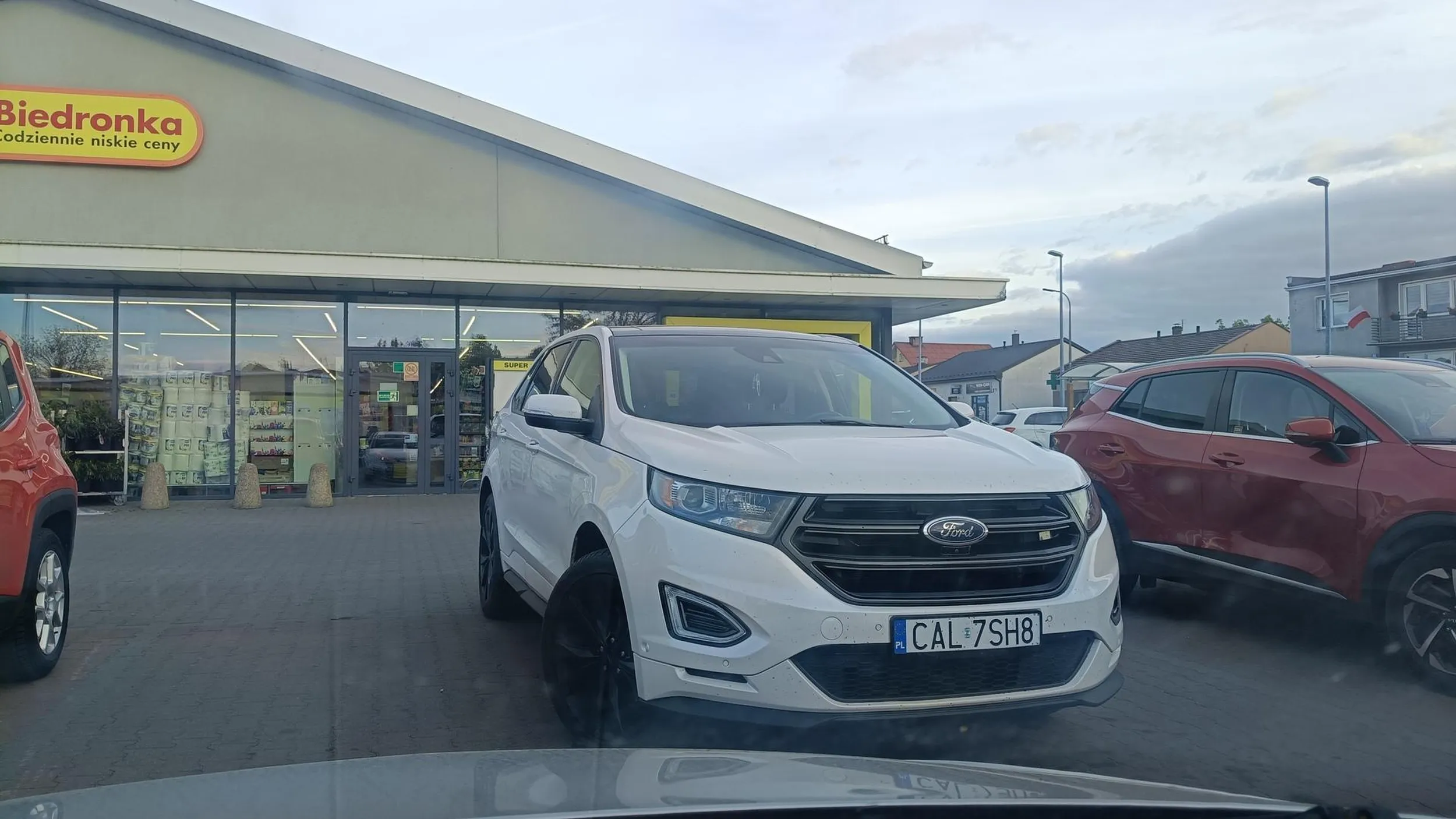 1 miejsce parkingowe to za mało? Dziadek jak się boisz że ci autko ktoś zarysuje to się chodzi na pieszo