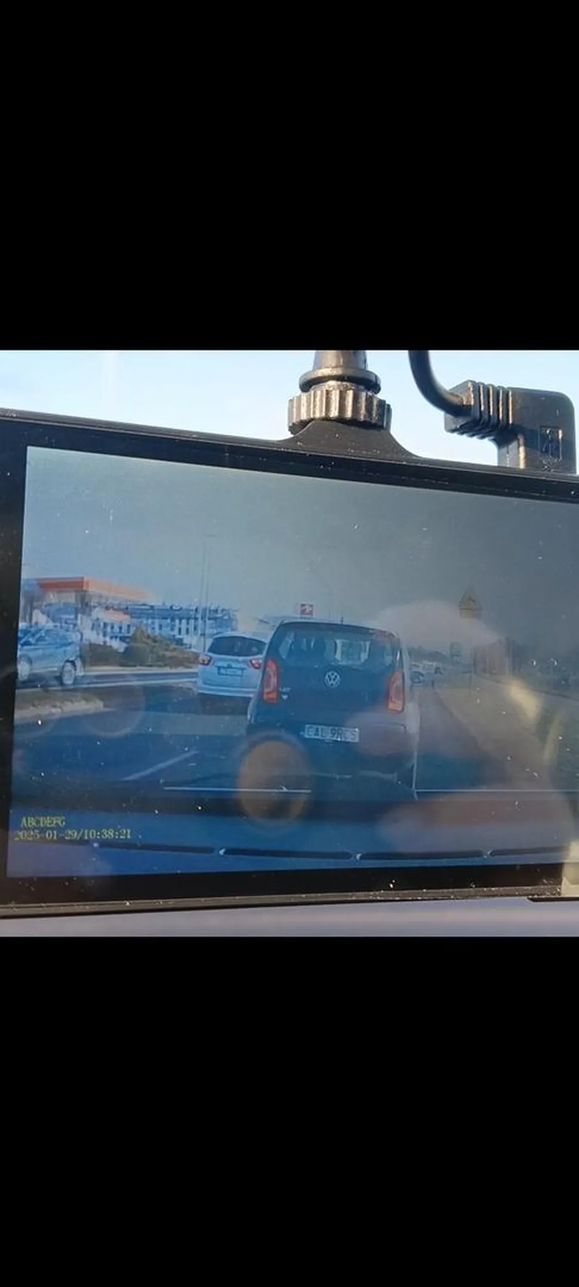 Kierowca tego samochodu spowodował kolizję, na pytanie jak do tego doszło? Odpowiedziała że nie widziała samochody