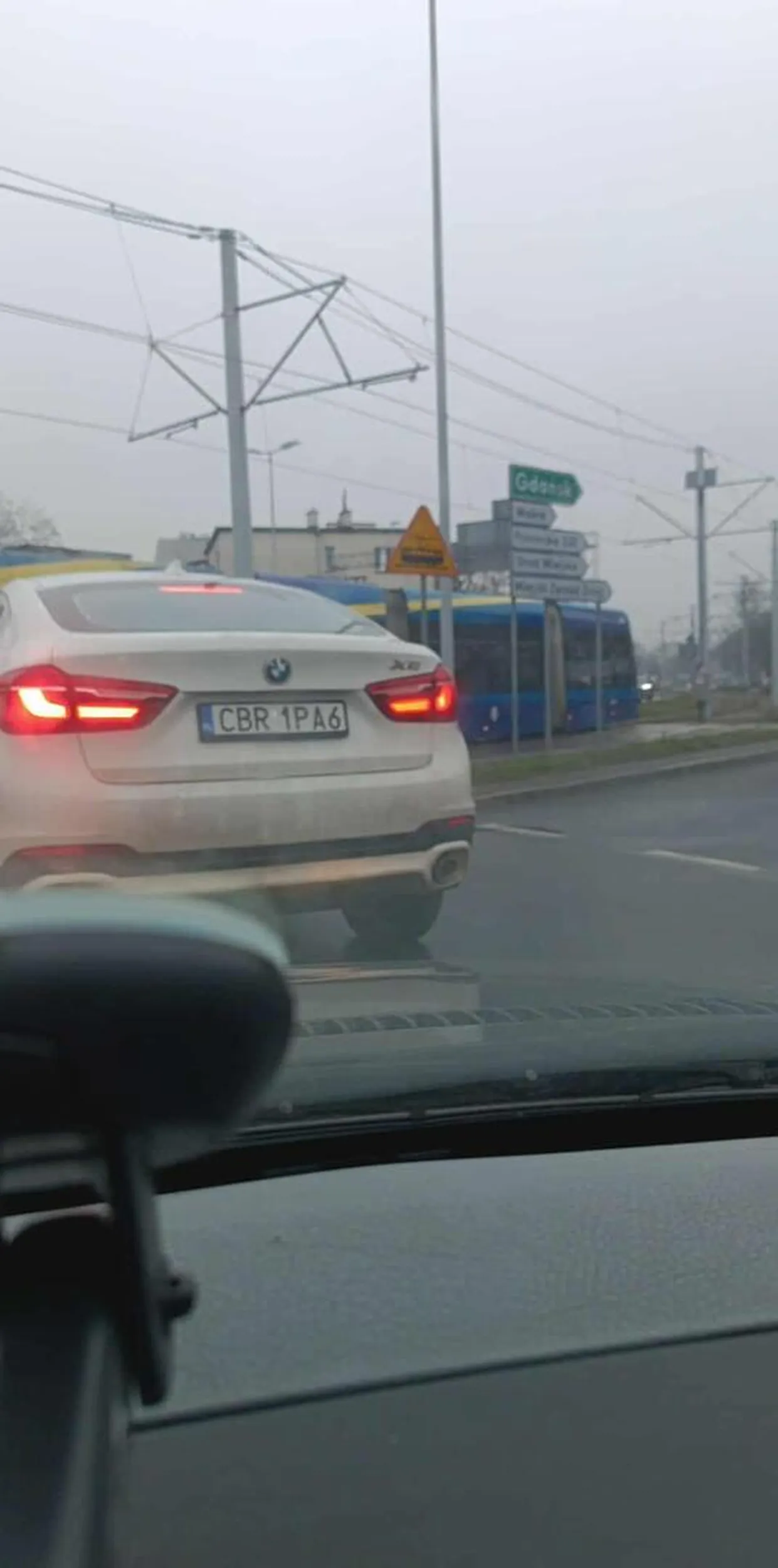 Podczas 5 km najpierw postanowił wyprzedzić na pasach będąc o krok od potrącenia pani, następnie zmieniał pas nie patrząc w lusterka prawie powodując wypadek, a na koniec na dwupasmowe rondo wjechał z lewego pasa na prawy, by za chwilę na ciągłej (na rondzie) wrócić na lewy, pakując się przed maskę. Prawo jazdy ewidentnie wygrane w chipsach. Oddaj je, bo powodujesz zagrożenie.