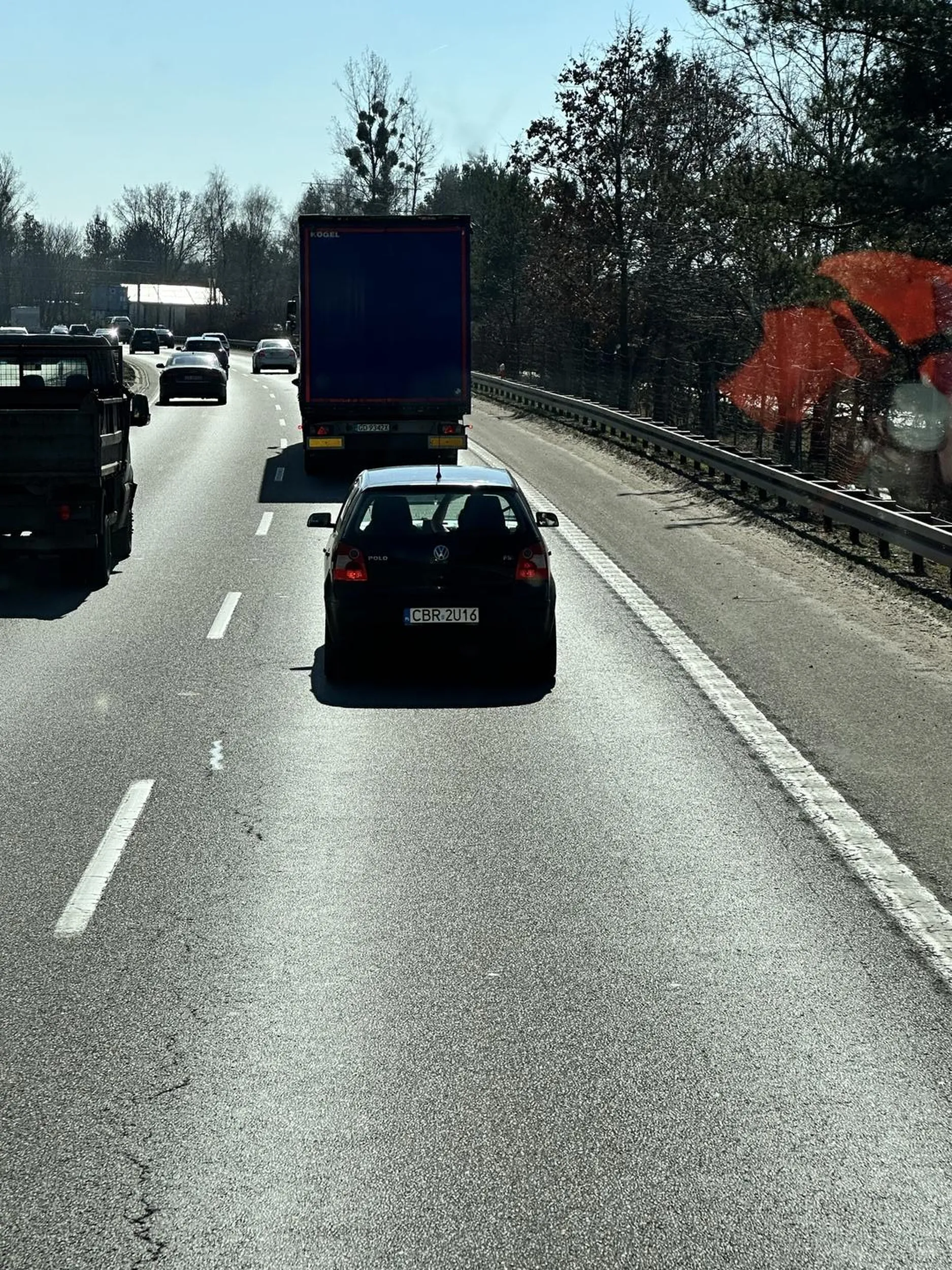 Tępa dzida!!! Nie potrafi wyprzedzić lewym pasem. Na prawku nie uczyli jak gaz wcisnąć?!?! Dodatkowo wjechała przed samą maskę ciężarówki w Trójmieście! Dzwine, że pasażerka, która z Tobą jechała nie dała Ci po gębie za stwarzanie zagrożenia na drodze. Uważać na nią bo prawo jazdy na pewno znalazła w chipsach!!!
