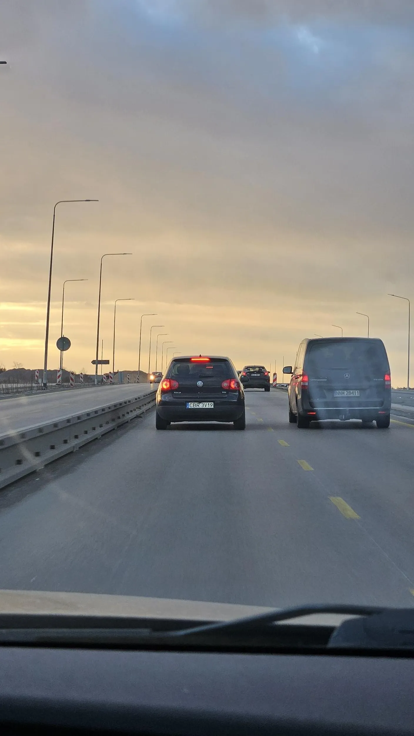 Wymusza nie patrząc w lusterka