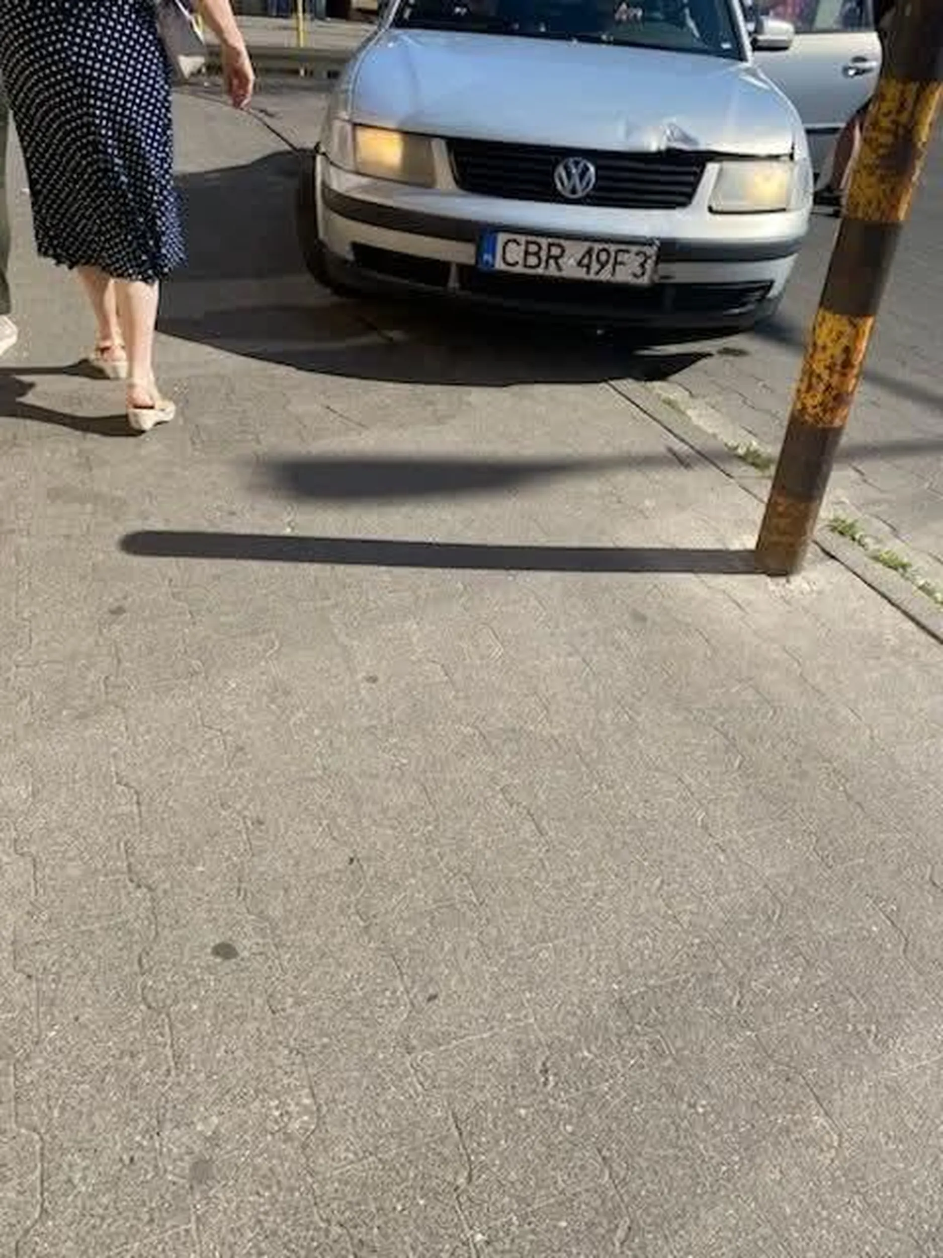 Ten samochód taranował dziś rano chodniki na ul. Zawadzkiego. Trzech popisujących się młodych facetów, piesi musieli chronić się przed najechaniem.