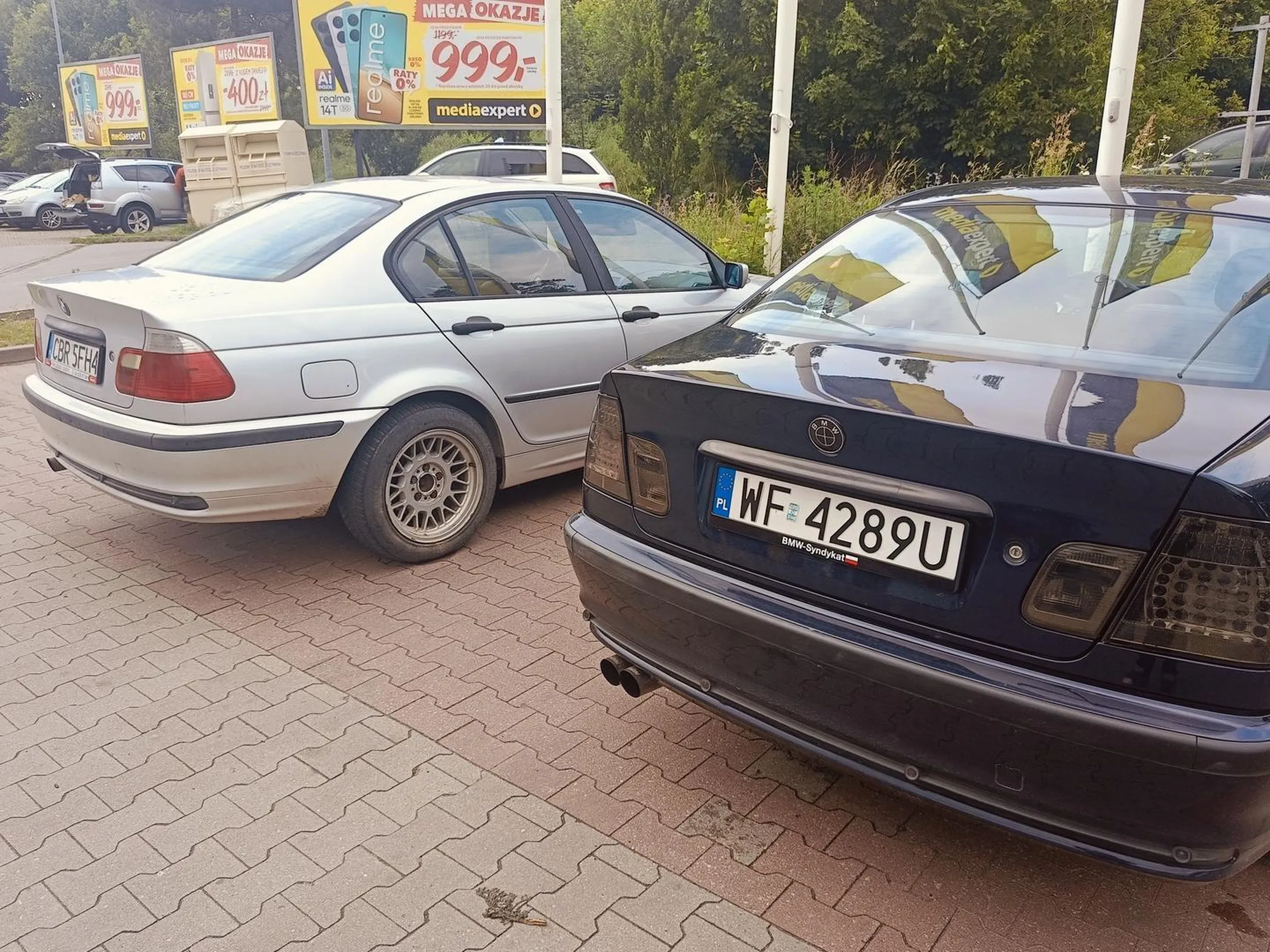 Pozdrawiam spod biedronki:) chętnie odkupie jeżeli jest na sprzedaż;)