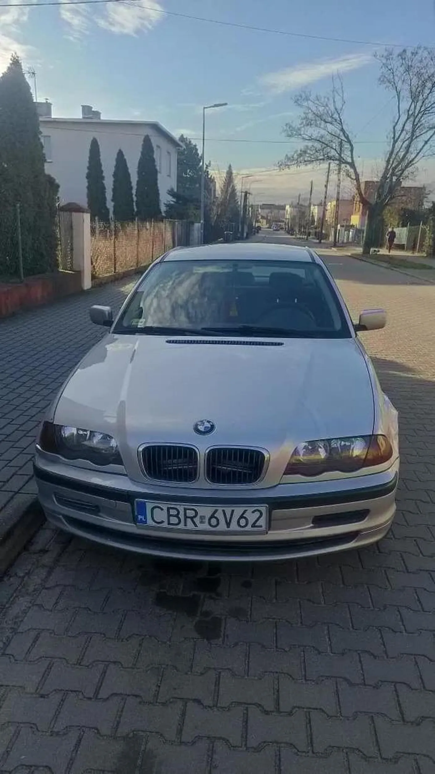 Agresywny kierowca wymusił pierwszeństwo i zatrzymał się na środku skrzyżowania po czym wysiał z samochodu z nieznaną kobietą i założył bardzo krótka smycz.