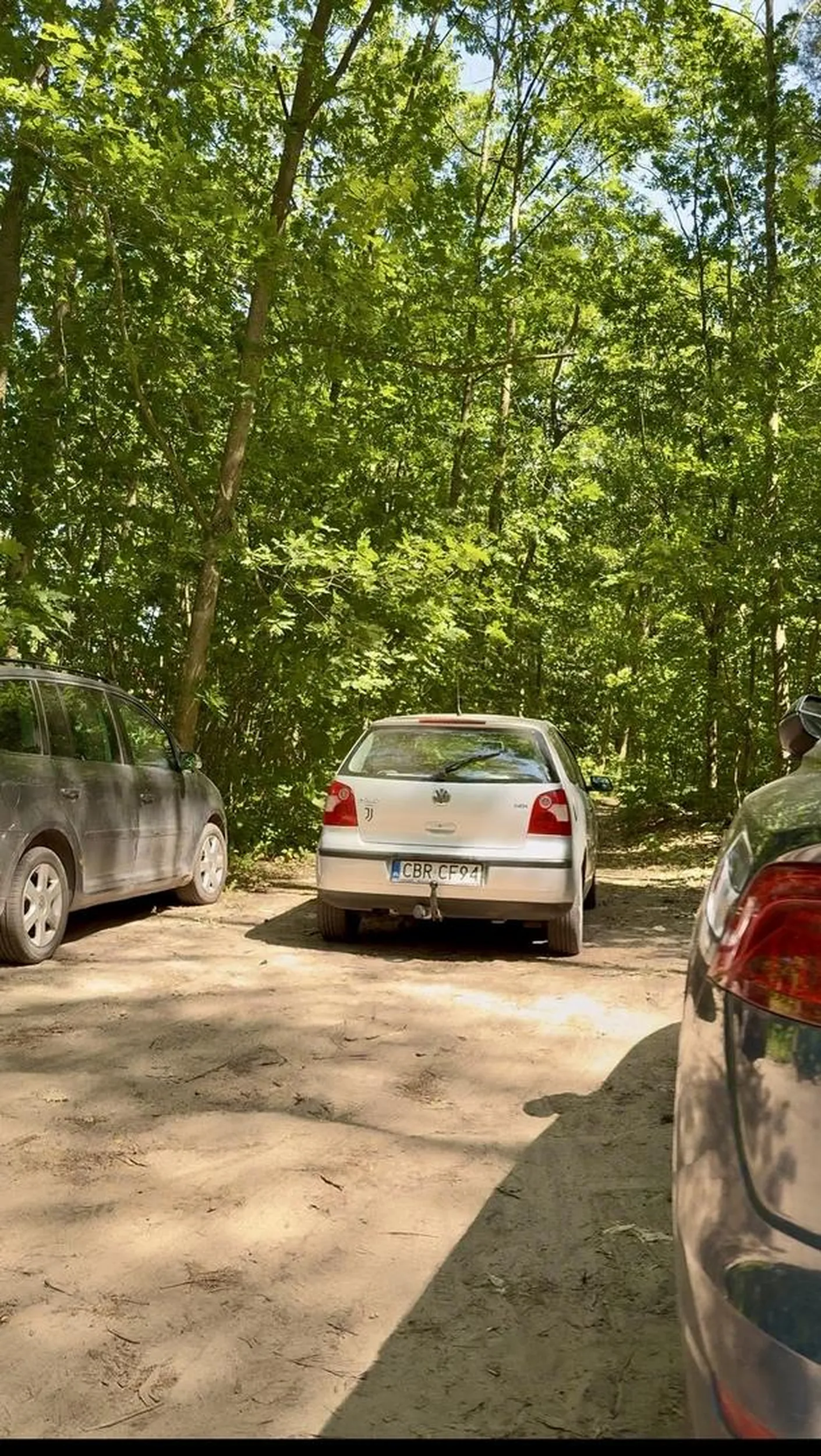 Nie pomyślałeś/aś tempa pało żeby może nie stawiać auta na środku drogi? Co jakby tam był pożar? Brak rozumu i wyobraźni. W opór miejsca a ty tak stawiasz. Nie polecam