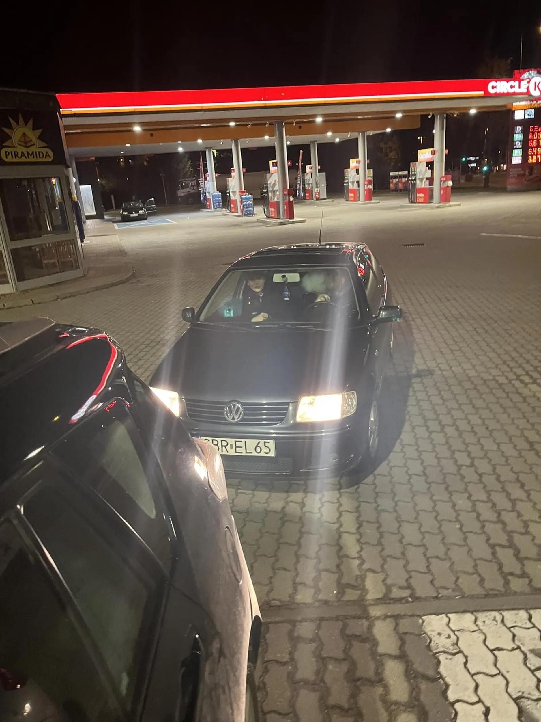 Cwaniak stanął za moim autem i nie mogłem wyjechać myśli że to śmieszne komu dają teraz prawo jazdy ??