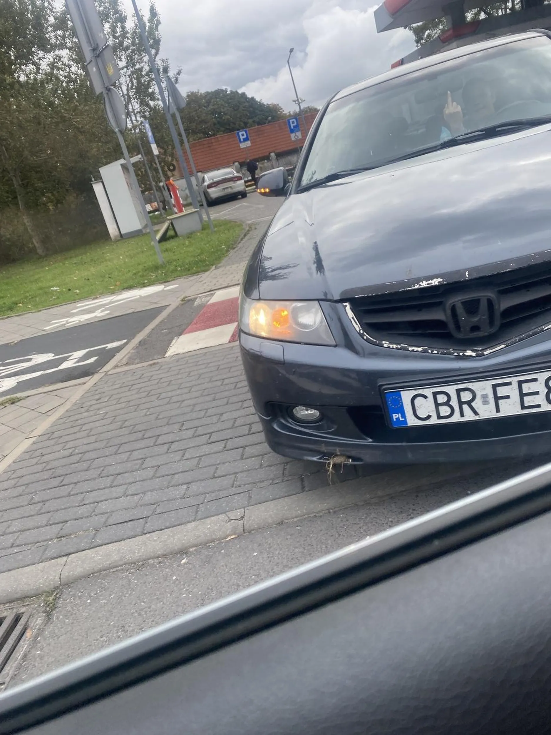 Pani bardzo uprzejma. Próbowała wymusić pierwszeństwo zastawiając ścieżkę rowerową i pasy. Następnie nas próbowała dogonić oraz wyprzedzić na podwójnej ciągłej bez jednego światła z przodu, przy okazji pani zdecydowała się na otworzenie okna i zwyzywania mnie od kurew