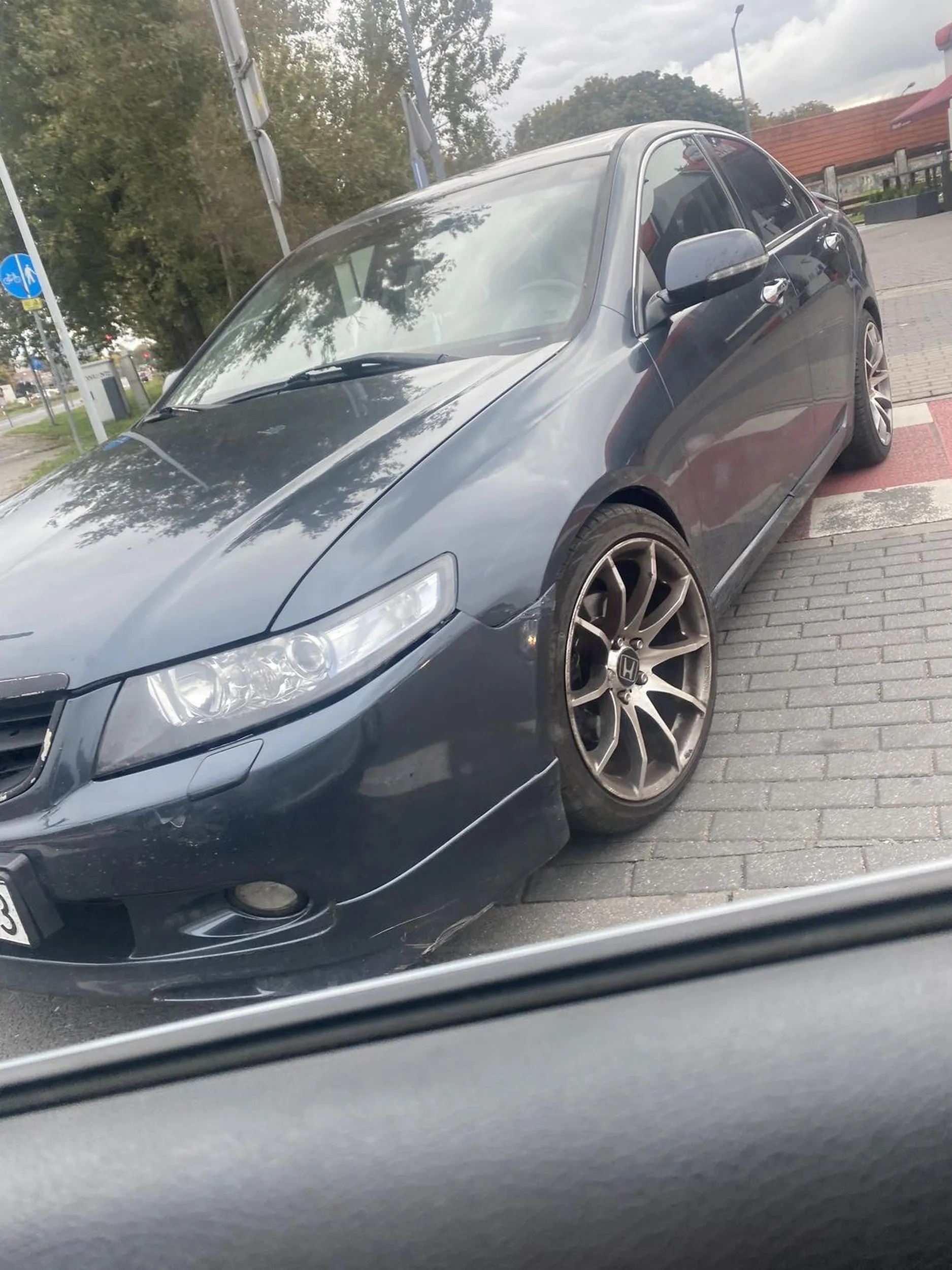 Pani bardzo uprzejma. Próbowała wymusić pierwszeństwo zastawiając ścieżkę rowerową i pasy. Następnie nas próbowała dogonić oraz wyprzedzić na podwójnej ciągłej bez jednego światła z przodu, przy okazji pani zdecydowała się na otworzenie okna i zwyzywania mnie od kurew