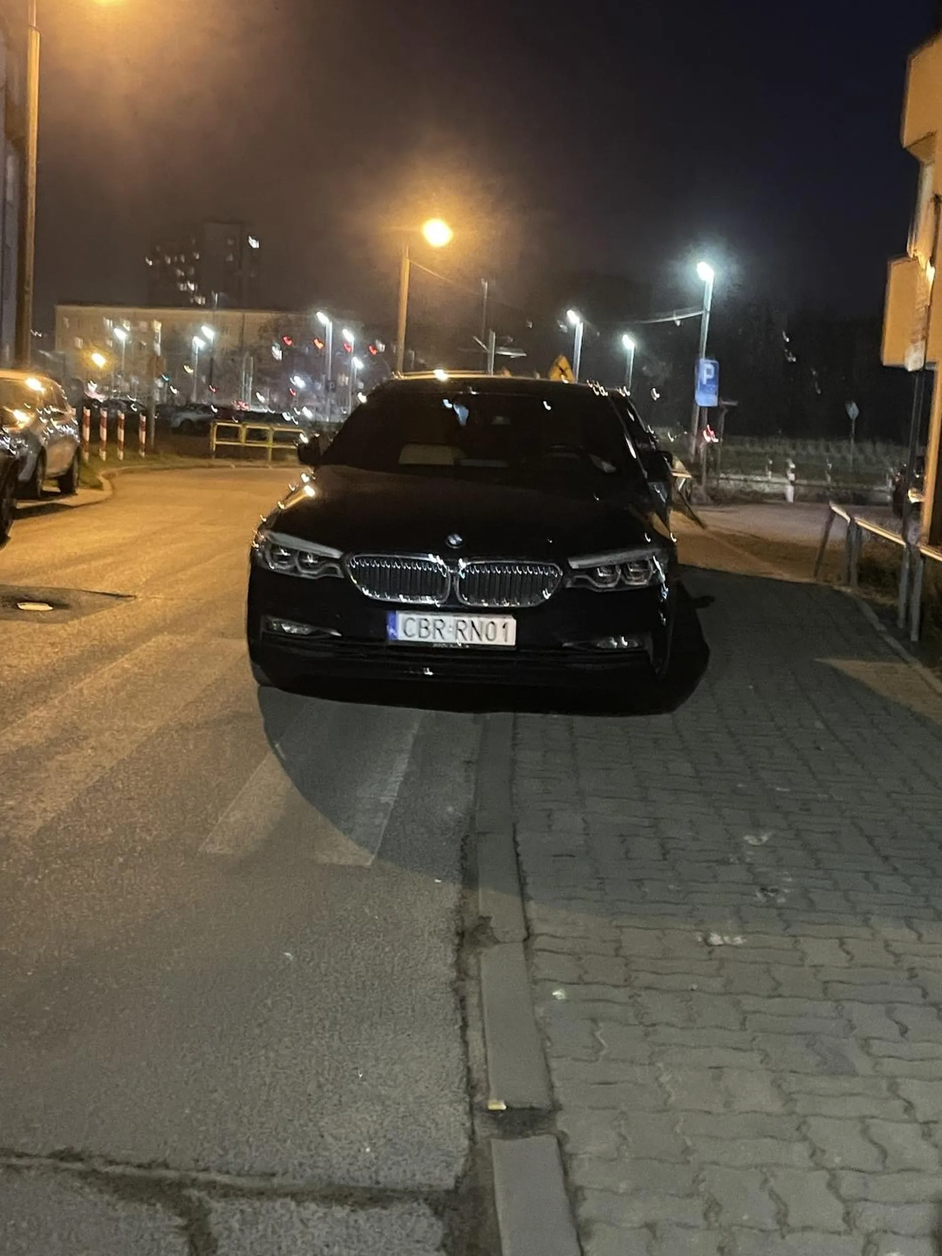 Kierowca zamiast parkować jak człowiek postanawia zrobić dwie rzeczy: A. Stanąć jednocześnie i na ulicy i na chodniku B. Stanąć na przejściu dla pieszych PS: naucz się parkować imbecylu to że masz BMW nie oznacza że możesz parkować gdzie chcesz