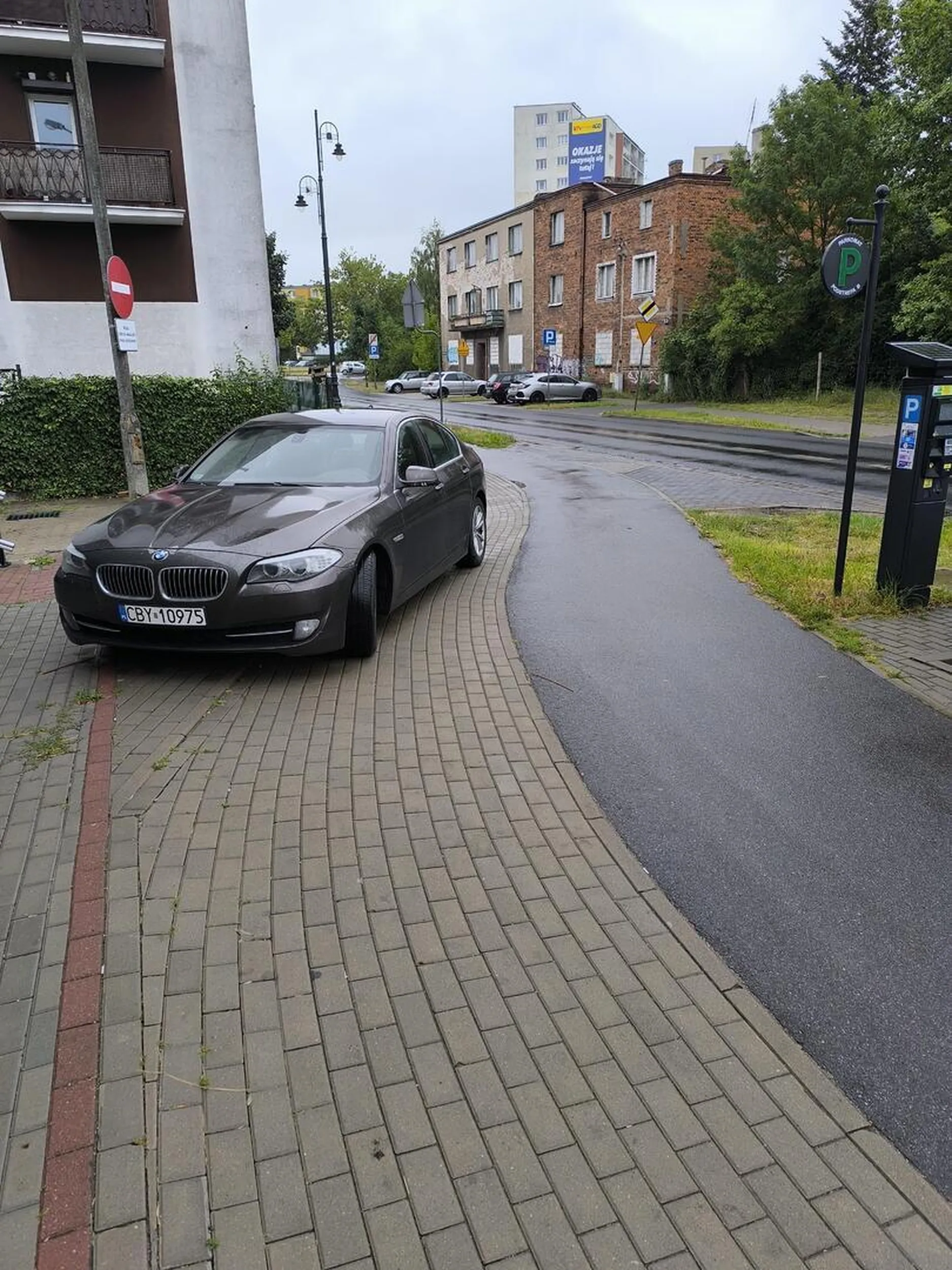 Rozumiem że z wioski do miasta ktoś przyjechał i na wiosce się staje gdzie popadnie ale w mieście sa parkingi ☺️