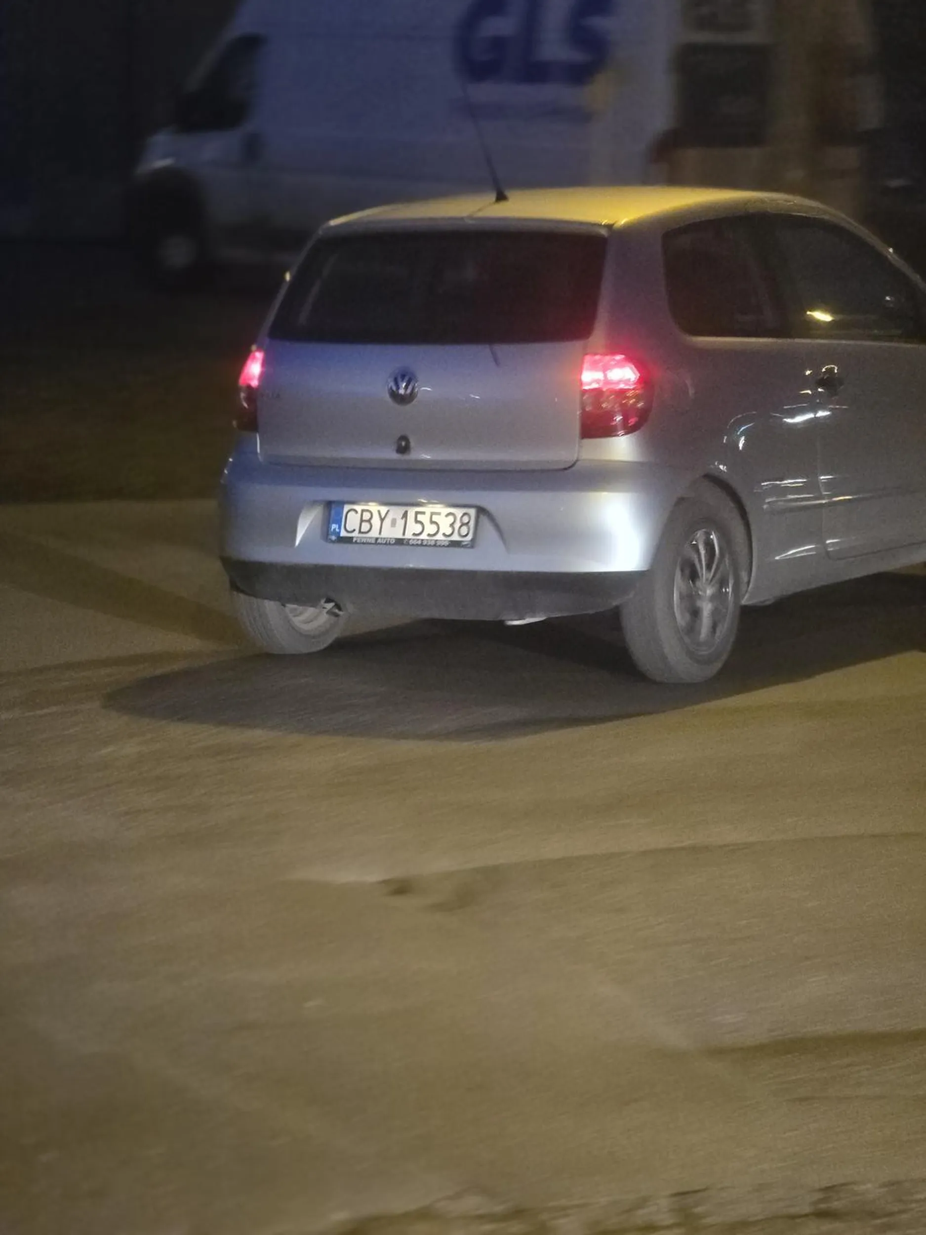 Dnia 19.03.2025 pani potrąciła dziecko (przejechała po stopach, o mało nie potrącając innych 2 osób) nic poważnego się nie stało ale wypadałoby zatrzymać się i upewnić a nie uciekać. Zdarzenie miało miejsce w Bydgoszczy na Fordonie w strefie zamieszkania.