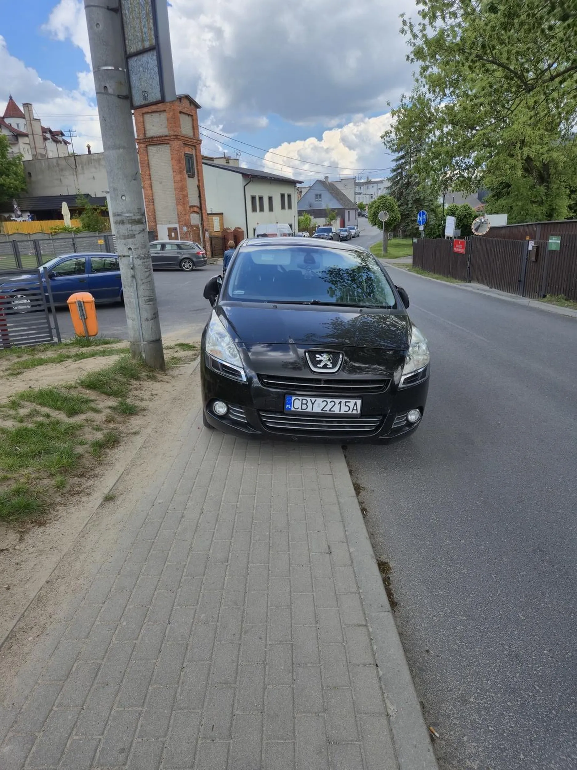 Idiotyczne zachowanie.  Chodnik nie jest od parkowania.  Więcbork ul.Strzlecka