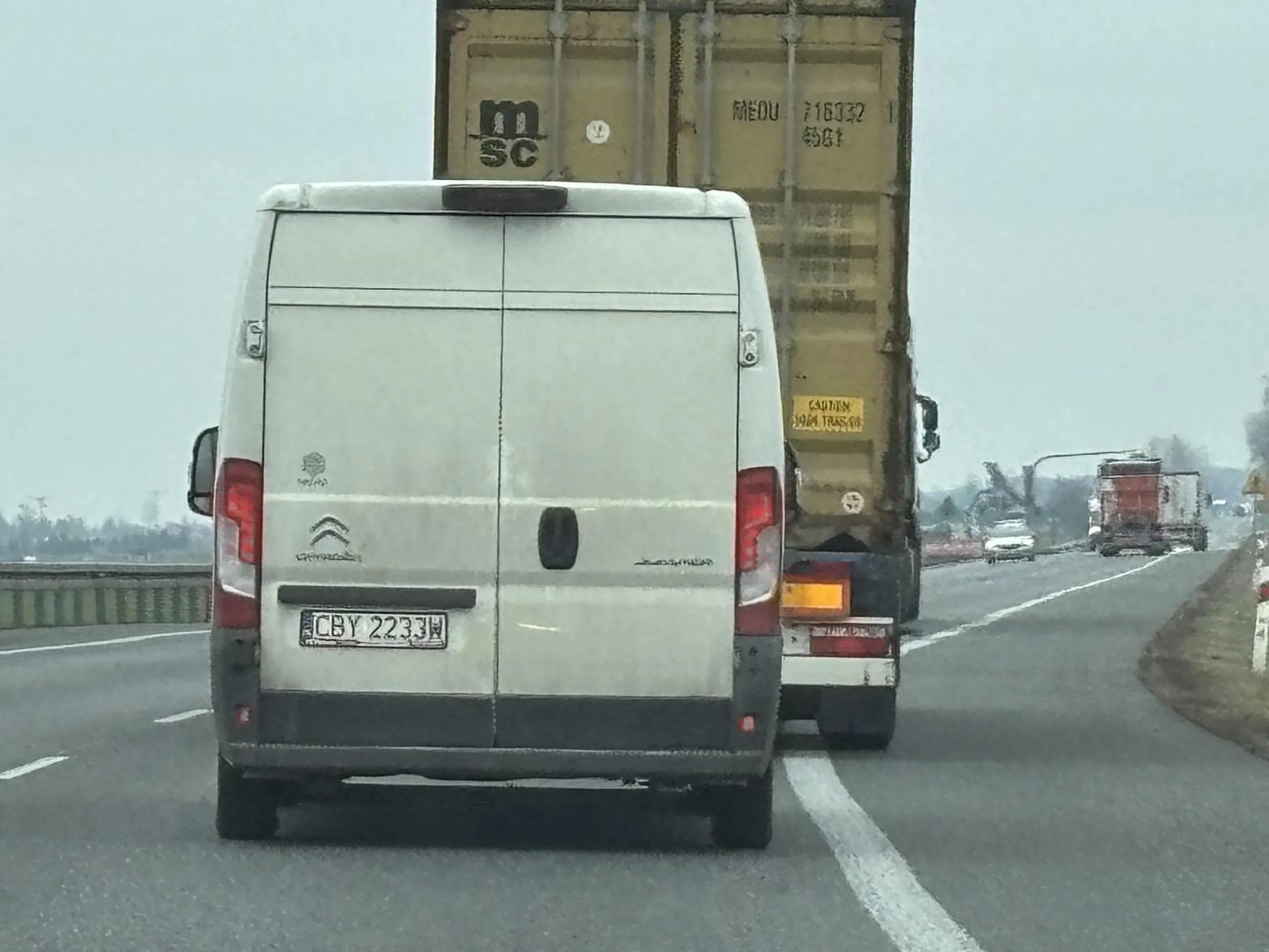 Psychopata wciska się między samochody bez kierunkowskazu i rozumu.