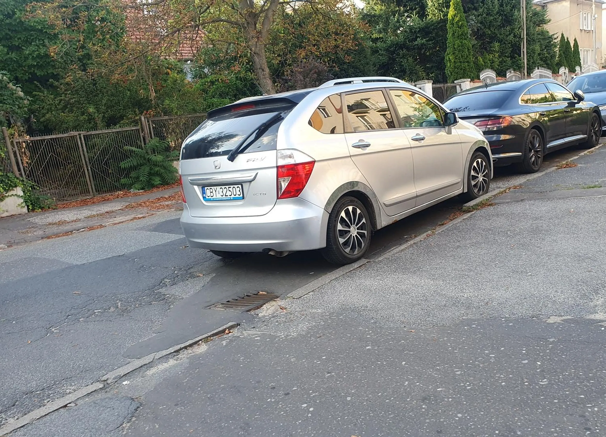 Naucz się parkować, blokujesz wyjazd w prawo oraz ograniczasz drastycznie widoczność