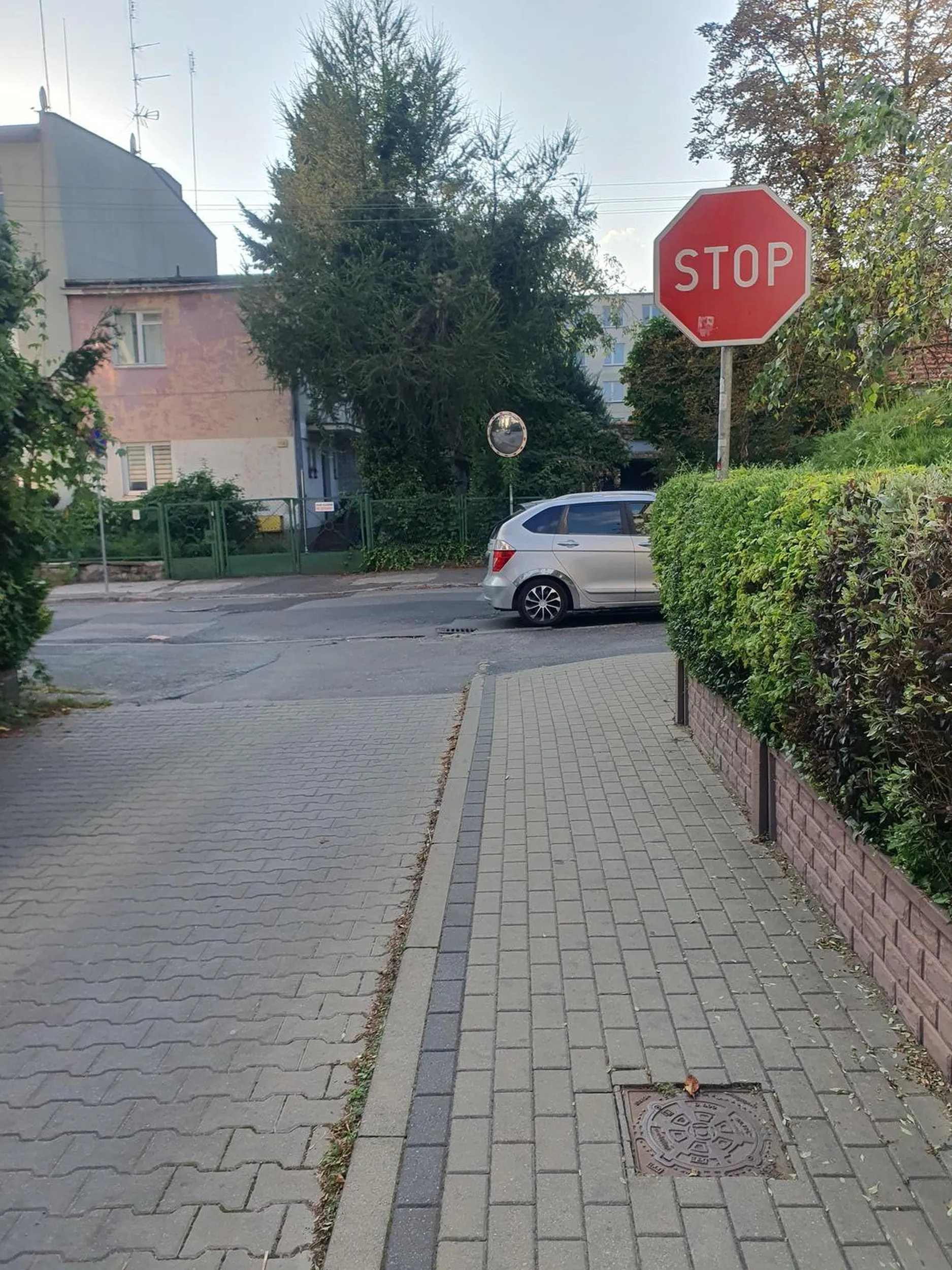 Naucz się parkować, blokujesz wyjazd w prawo oraz ograniczasz drastycznie widoczność