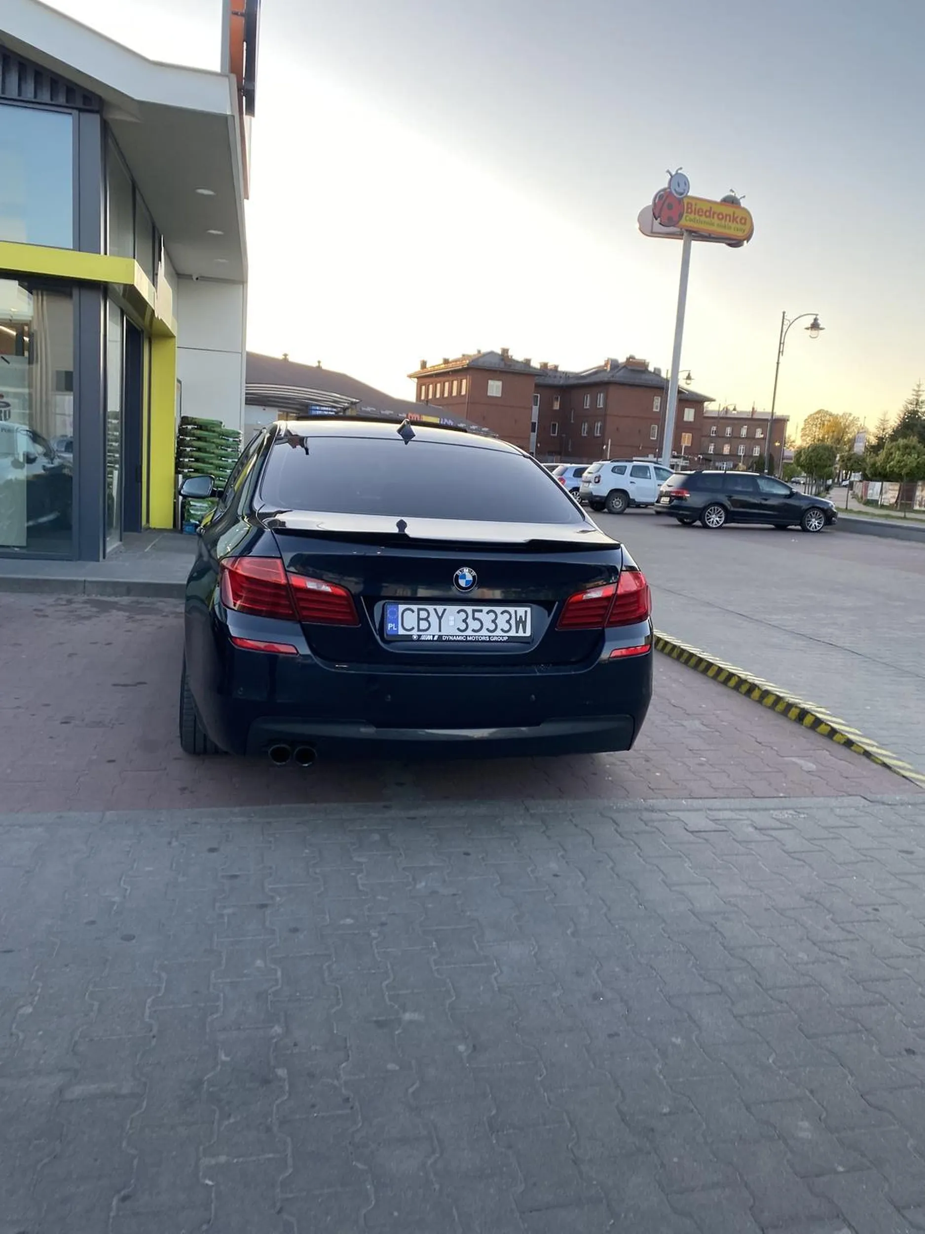 Łepek wariuje po mieście, prawie rozjechał mnie i moją dziewczynę na pasach i w dodatku nie potrafi parkować w liniach. Nie pozdrawiam