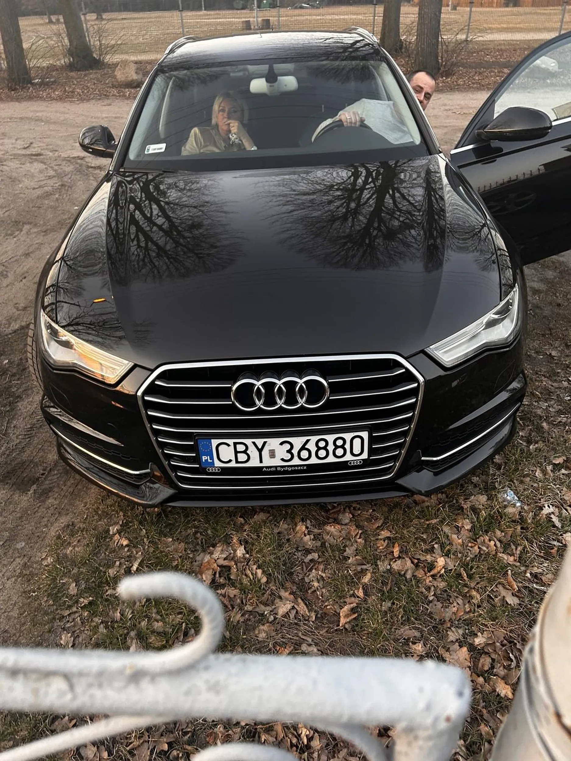 Oto czyjaś żona i czyjś mąż „ciężko pracują” przed obcym podwórkiem