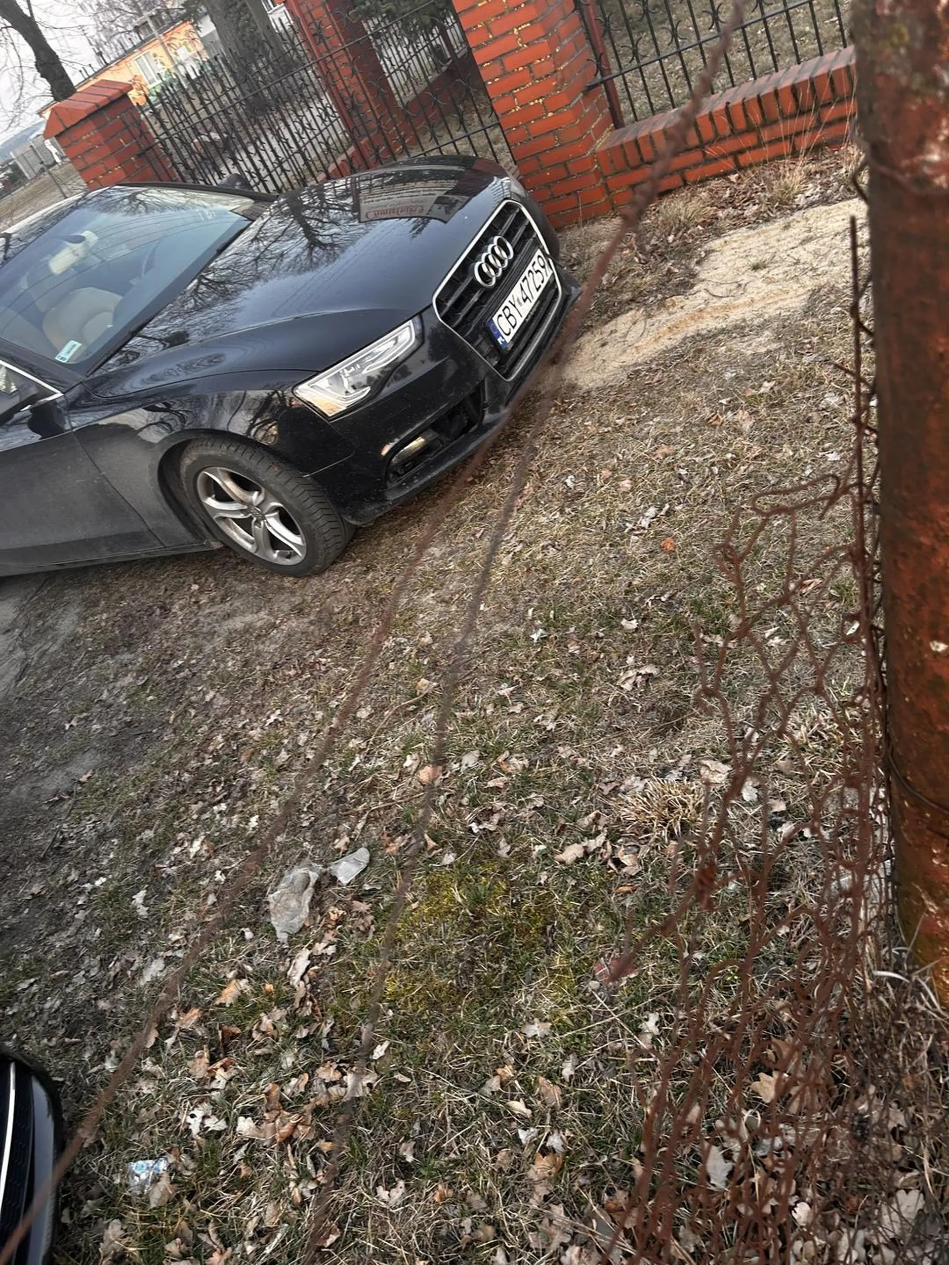 Oto czyjaś żona i czyjś mąż „ciężko pracują” przed obcym podwórkiem