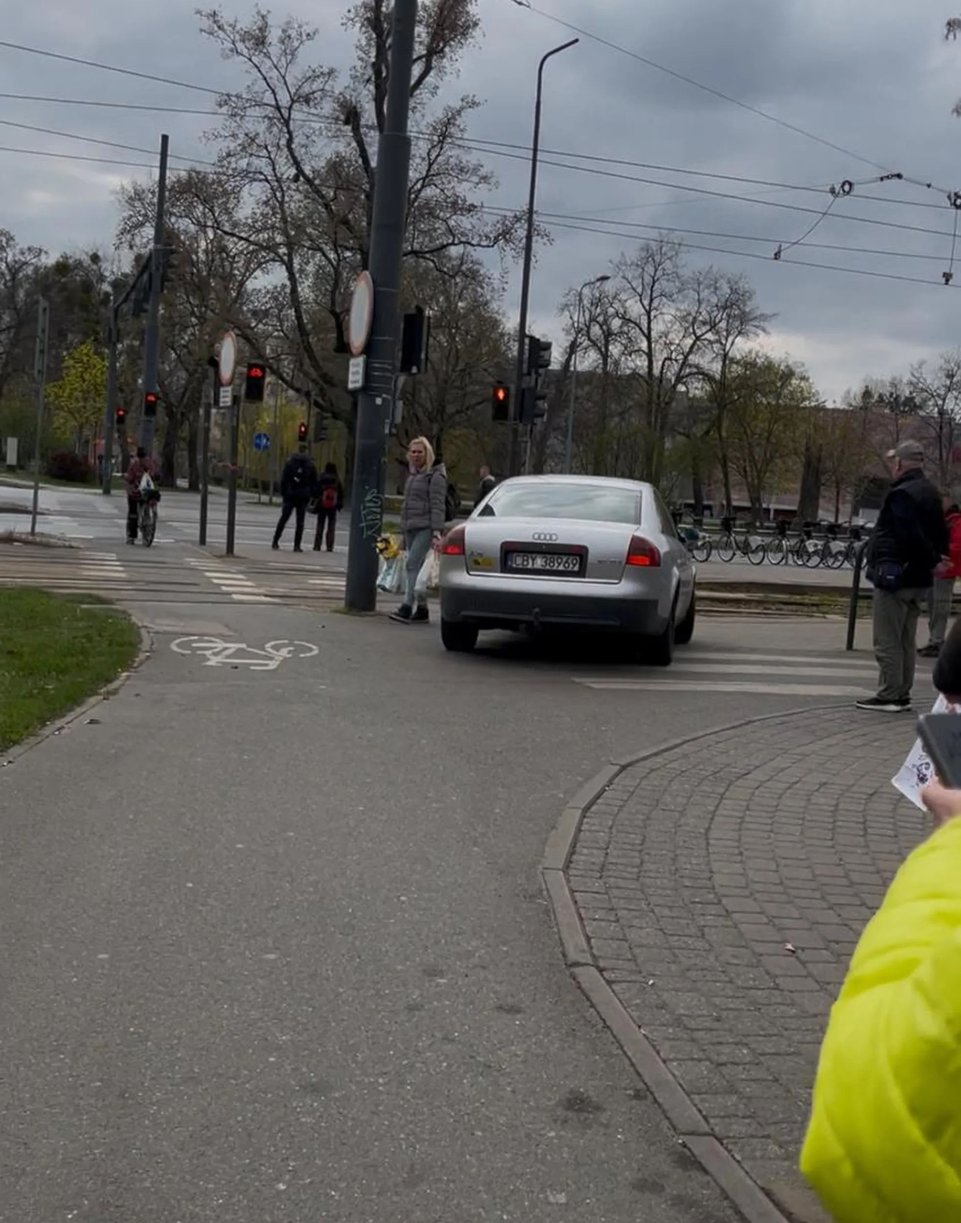 Pani sobie po chodniku jeździ