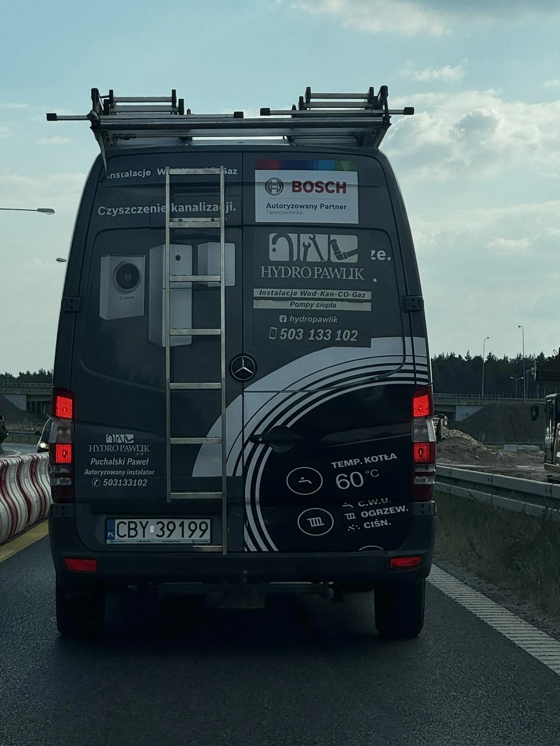 Kierowca z nosem w telefonie, nie wpuszcza na suwak